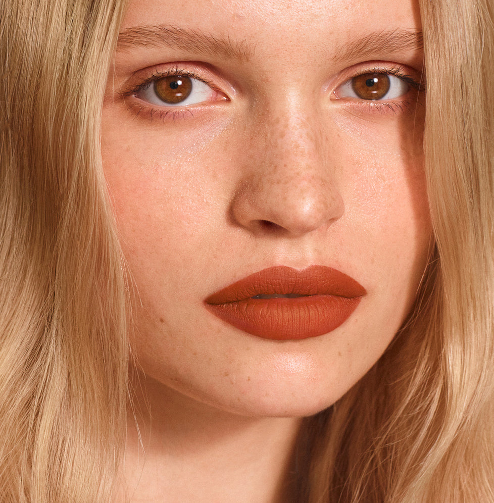 Daniela wears Fluffmatte in Baked