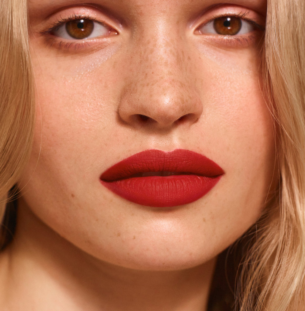 Daniela wears Fluffmatte in Hot Sauce