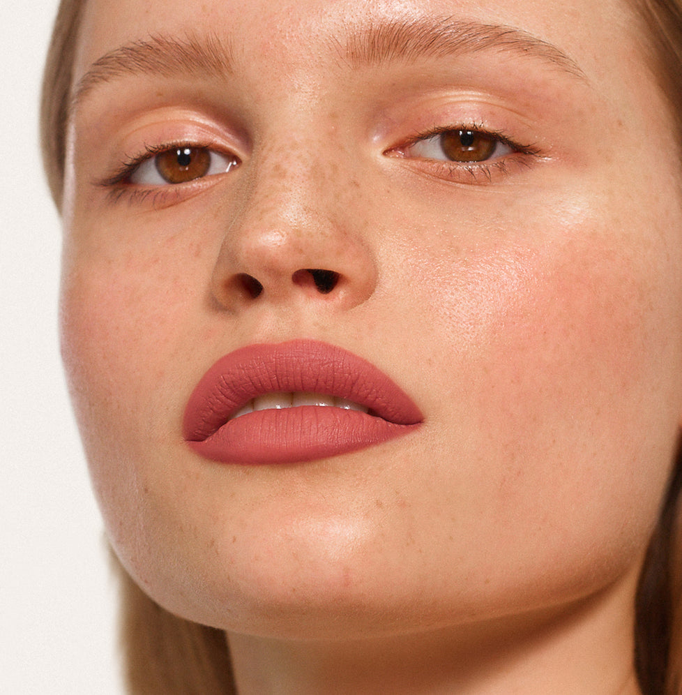 Daniela wears Fluffmatte in Milkshake