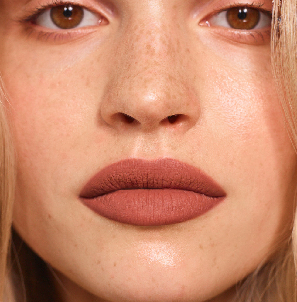 Daniela wears Fluffmatte in On Repeat