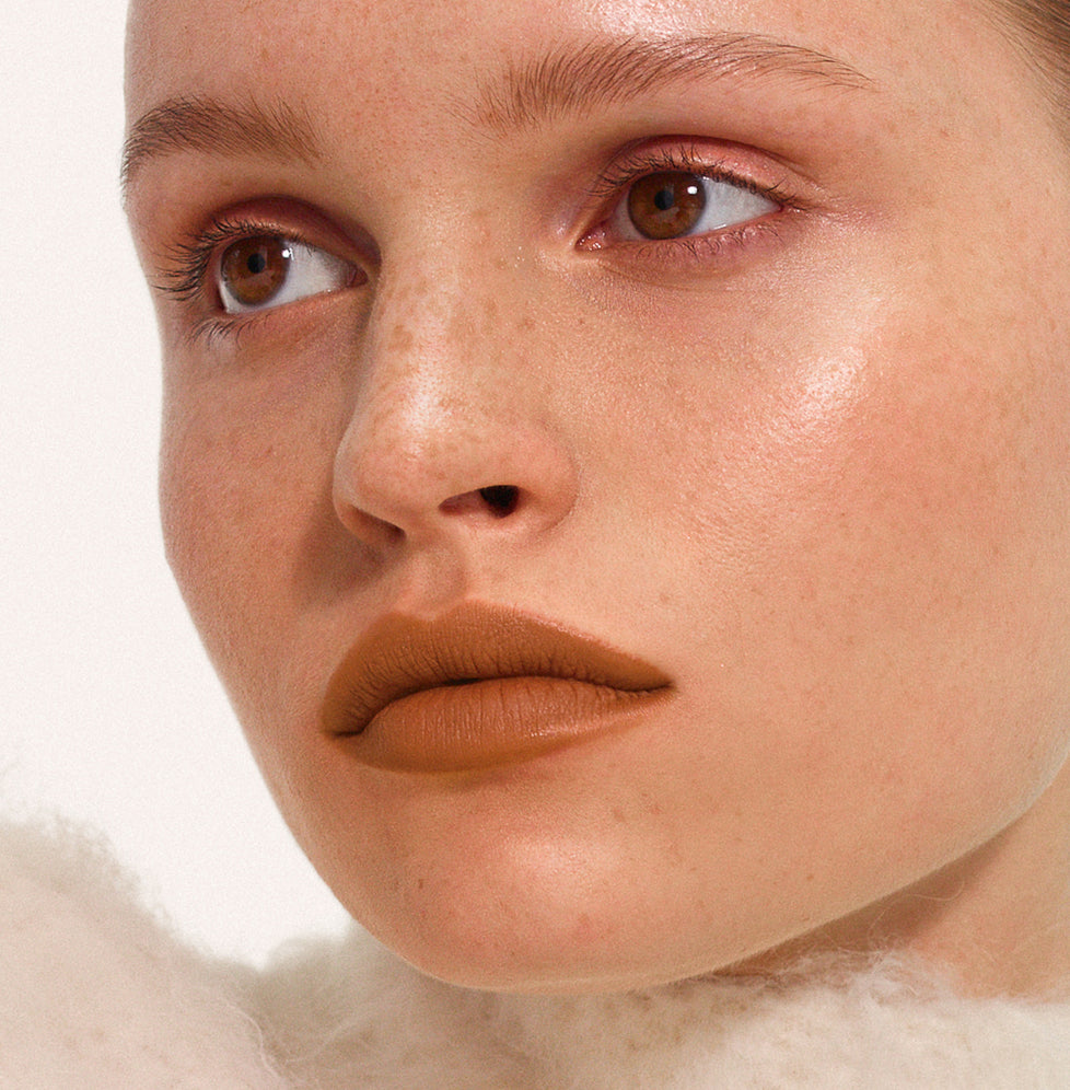 Daniela wears Fluffmatte in Milk Tea