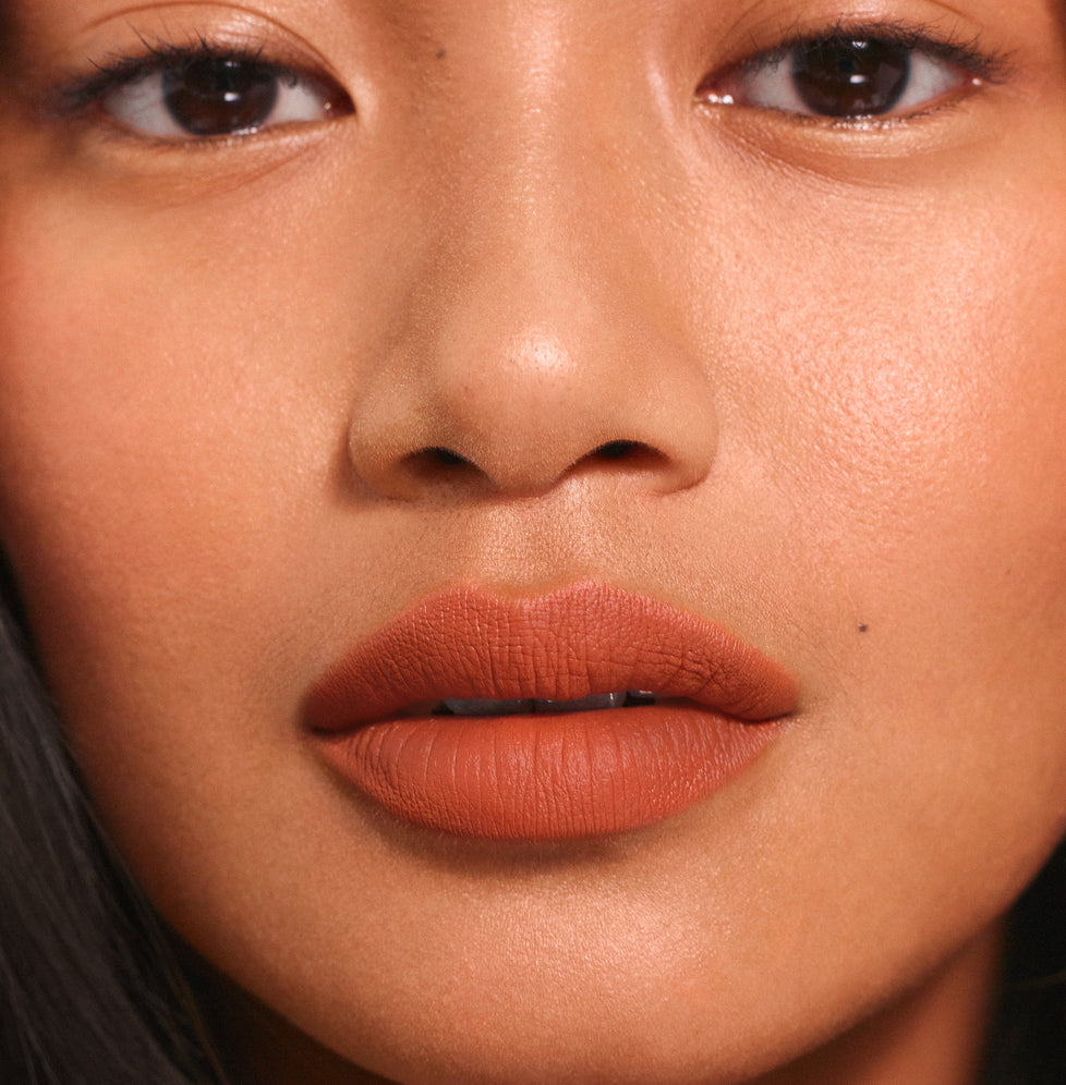 Cathrina wears Fluffmatte in Baked