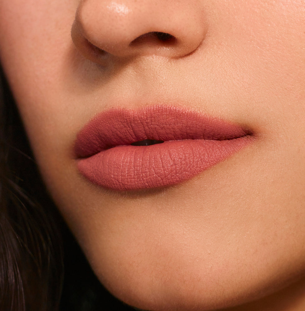 Karina wears Fluffmatte in Milkshake
