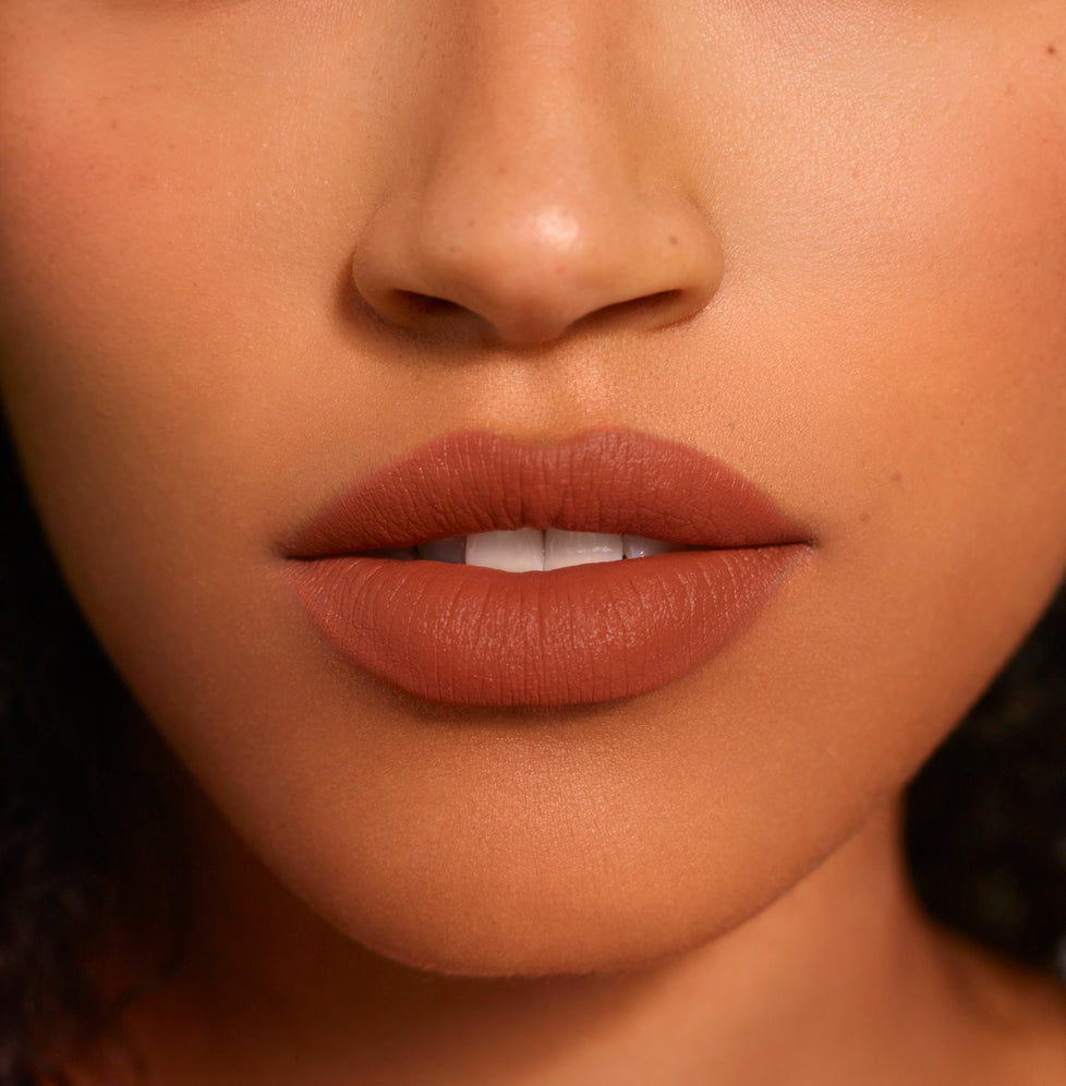 Zoe wears Fluffmatte in Brunette