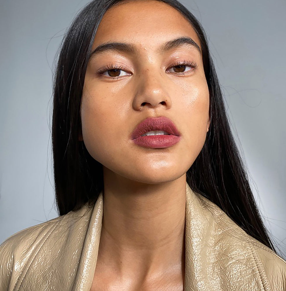 Amanda wears Fluffmatte in 143