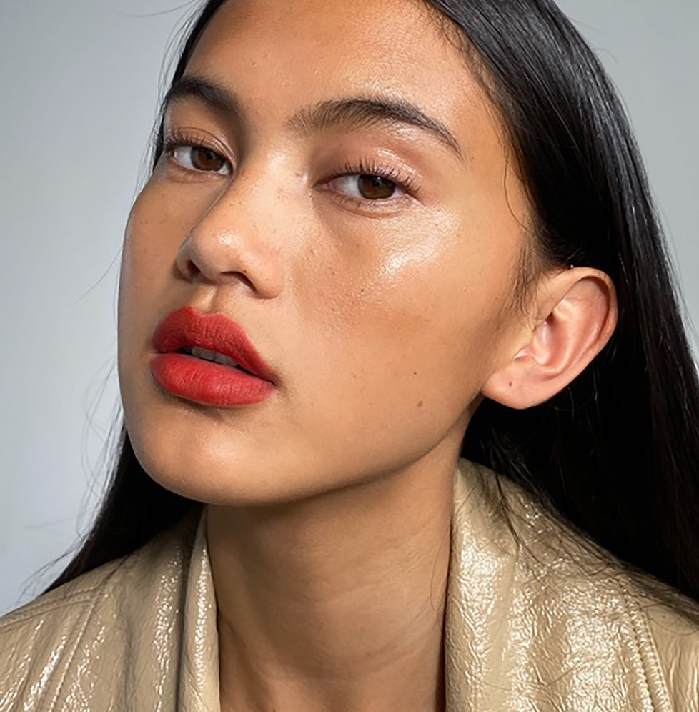 Amanda wears Fluffmatte in Hot Sauce