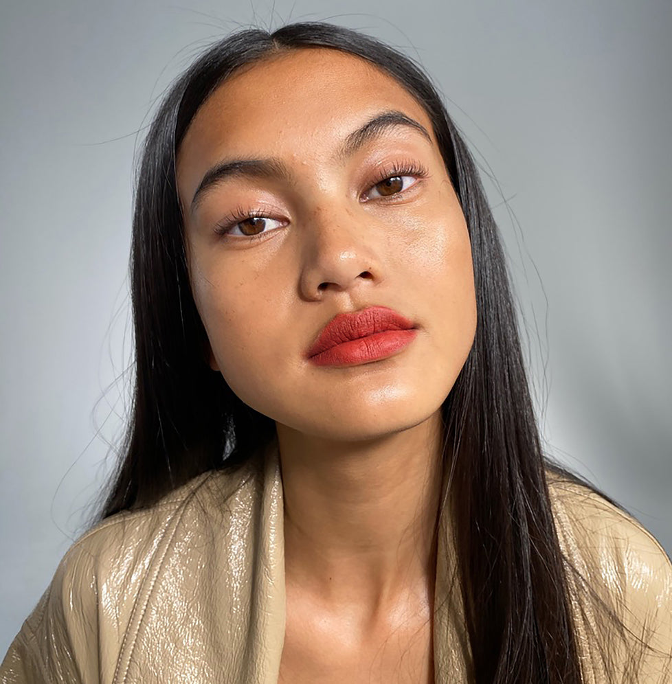 Amanda wears Fluffmatte in Hot Sauce