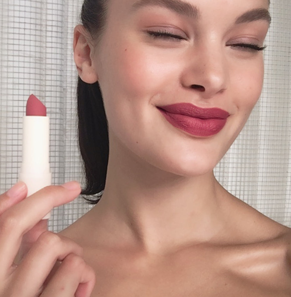 Madison wears Fluffmatte in 143