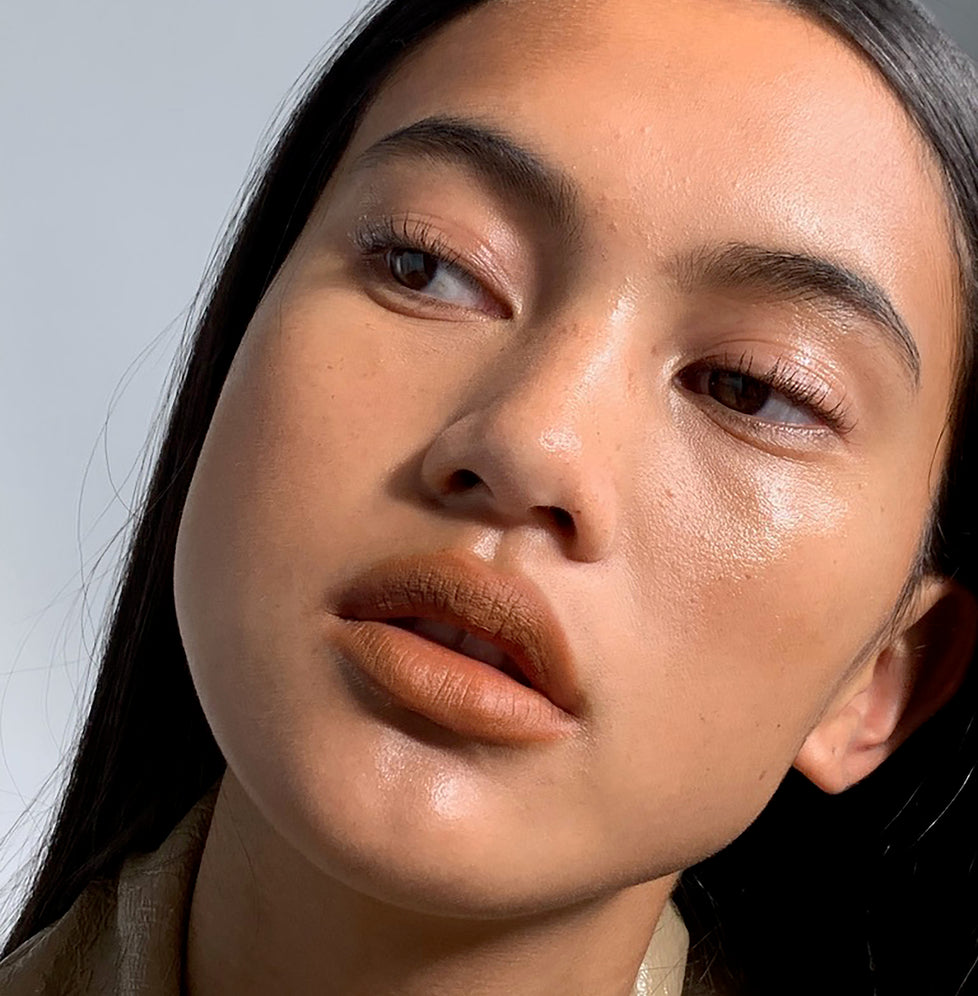 Amanda wears Fluffmatte in Milk Tea