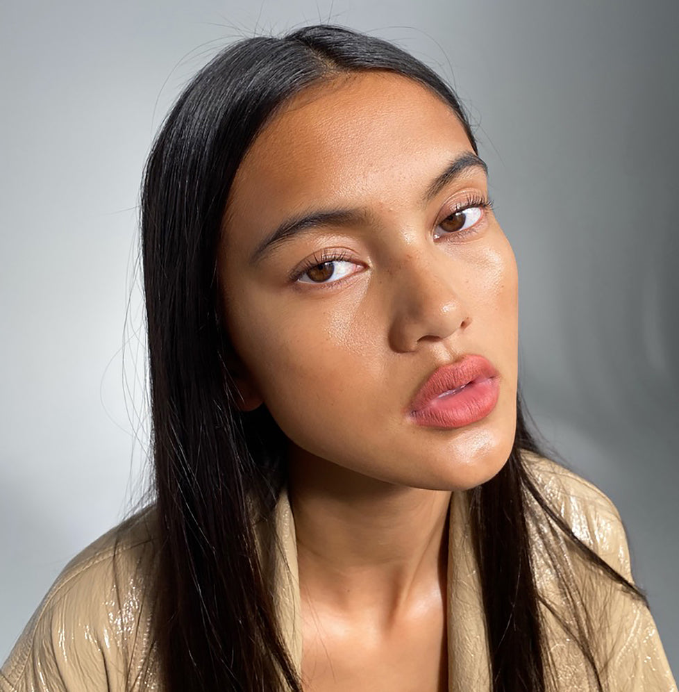 Amanda wears Fluffmatte in Milkshake