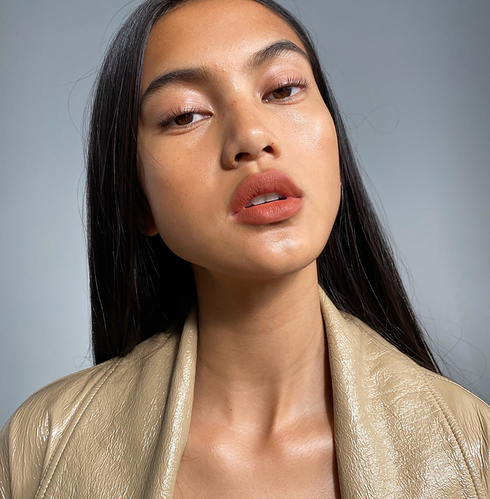 Amanda wears Fluffmatte in Baked