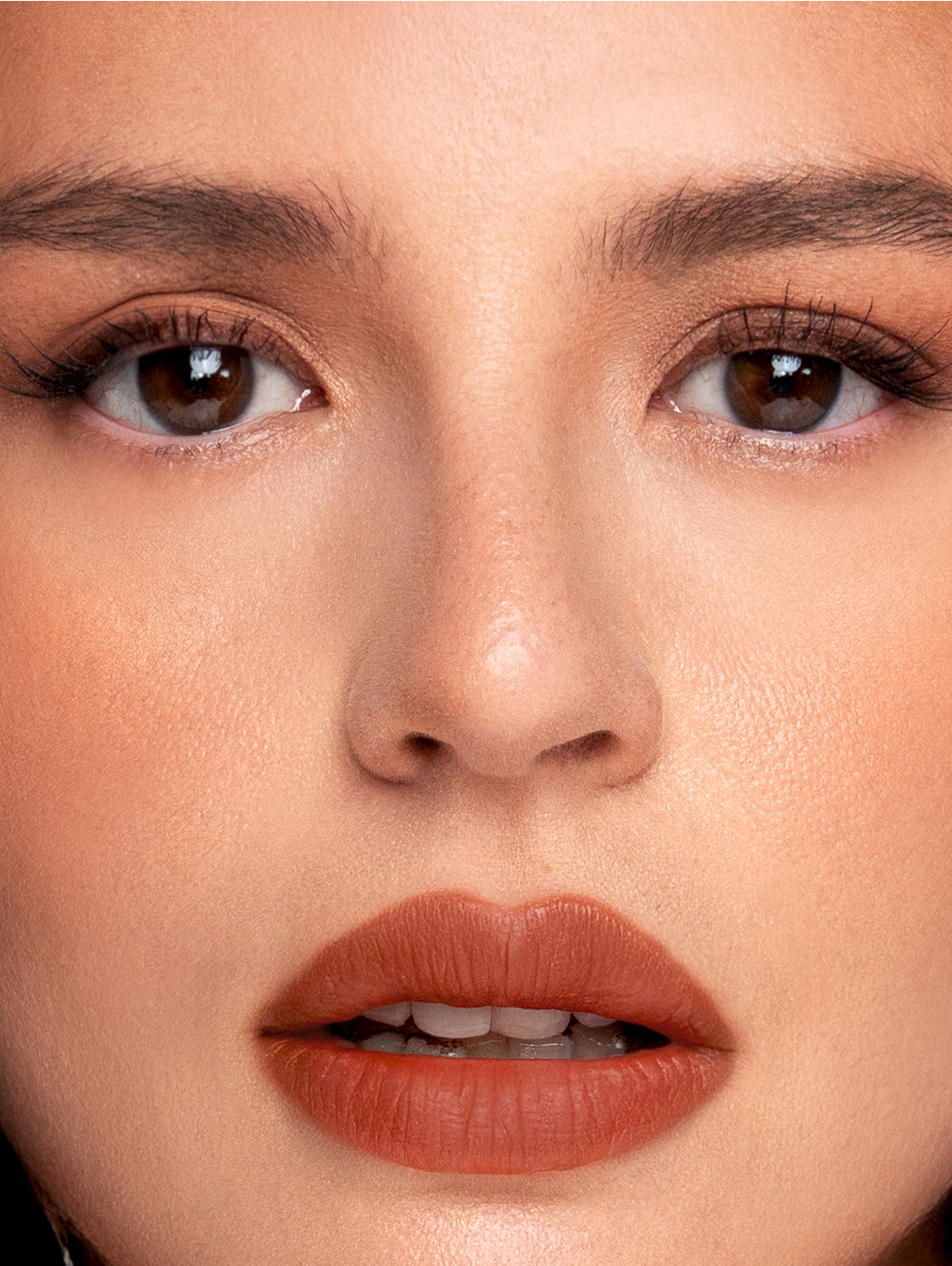 Georgina wears Fluffmatte in Baked