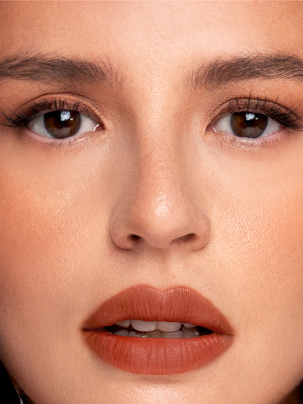 Georgina wears Fluffmatte in Baked