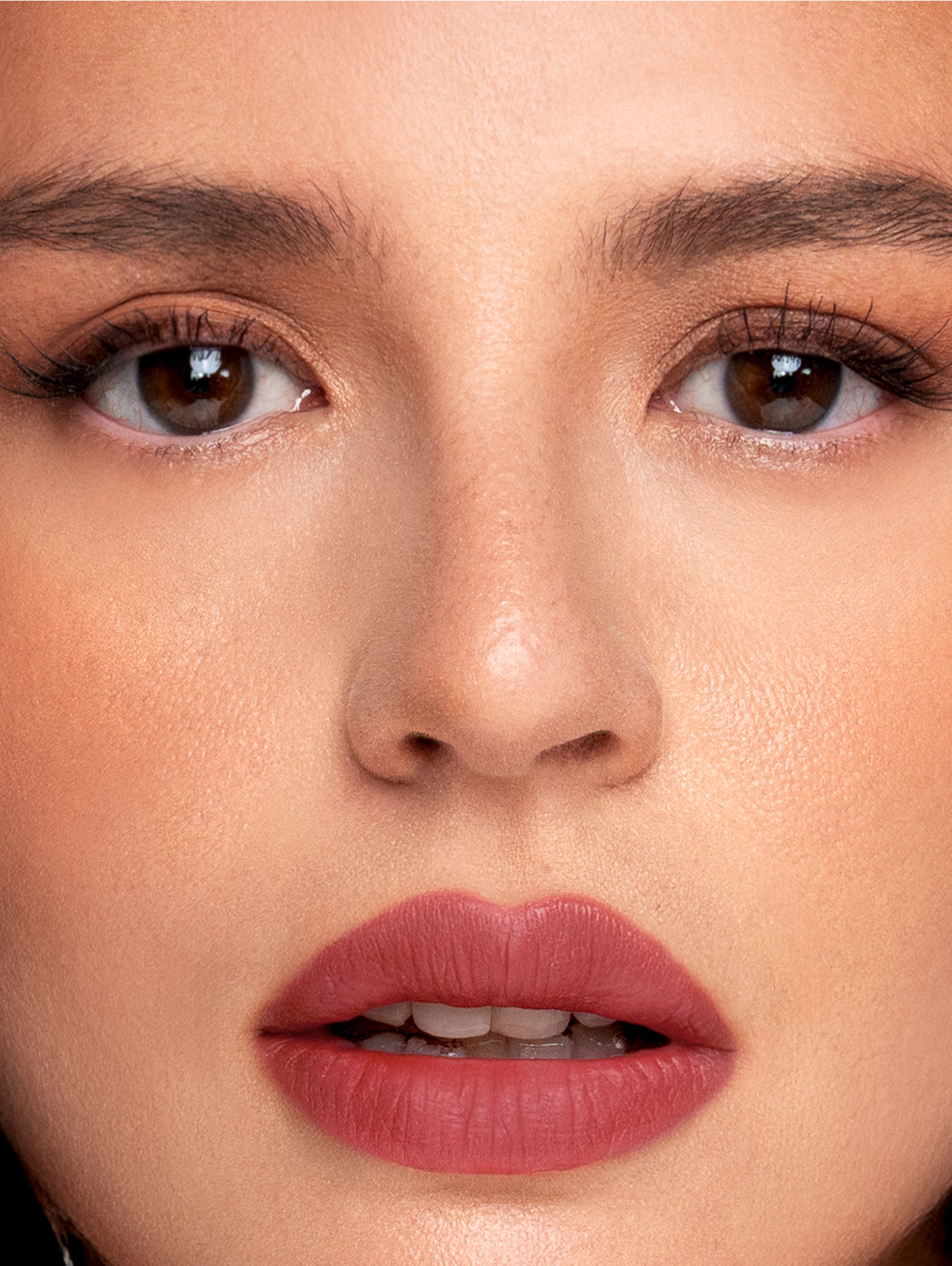 Georgina wears Fluffmatte in Girlish