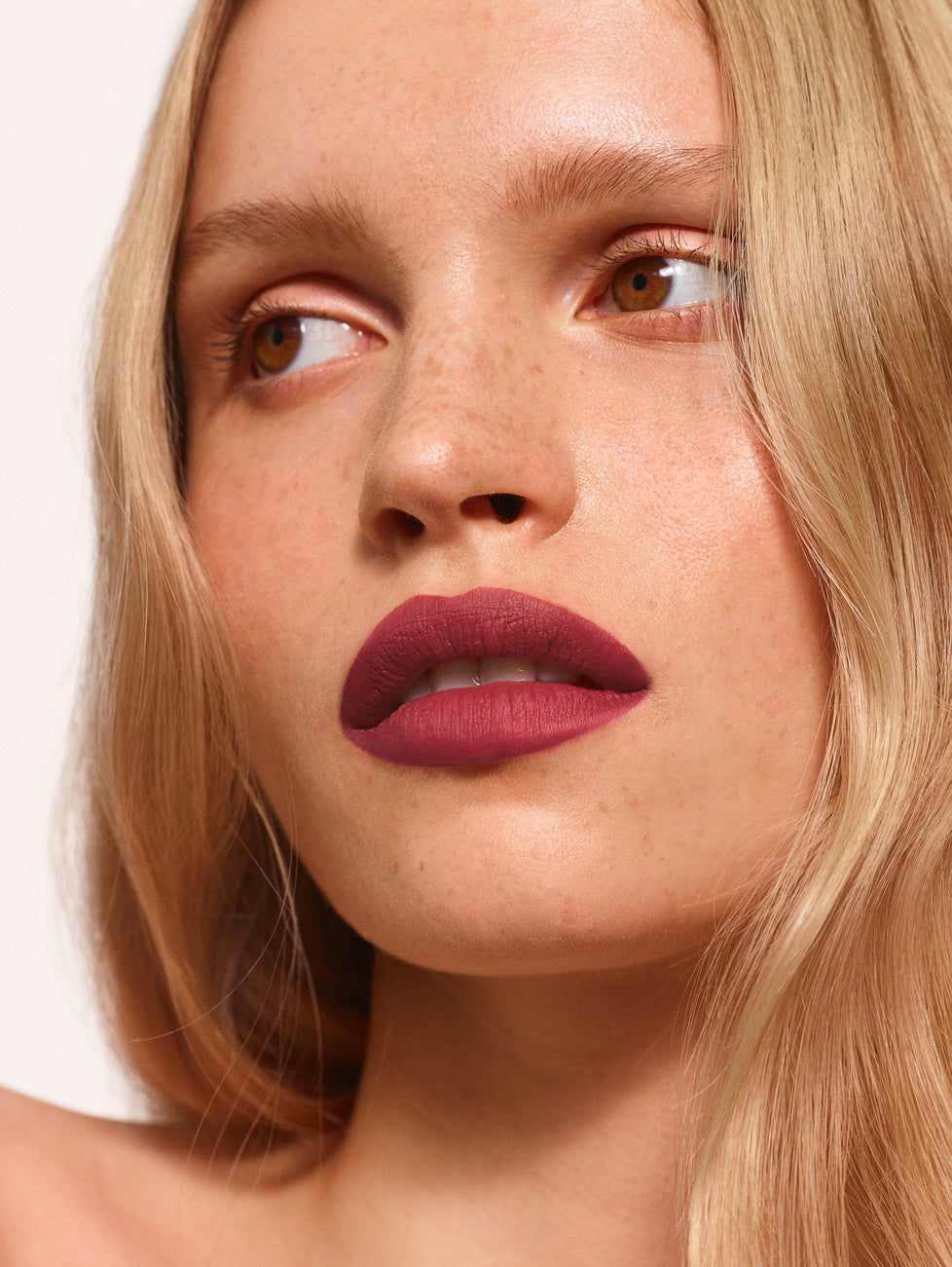 Daniela wears Fluffmatte in 143