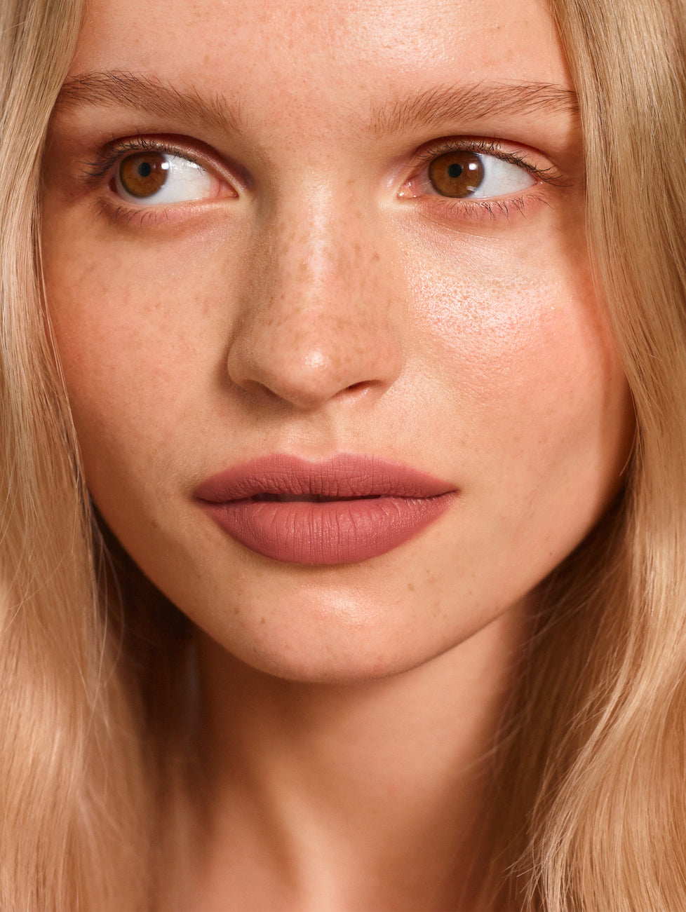 Daniela wears Fluffmatte in Baby Spice