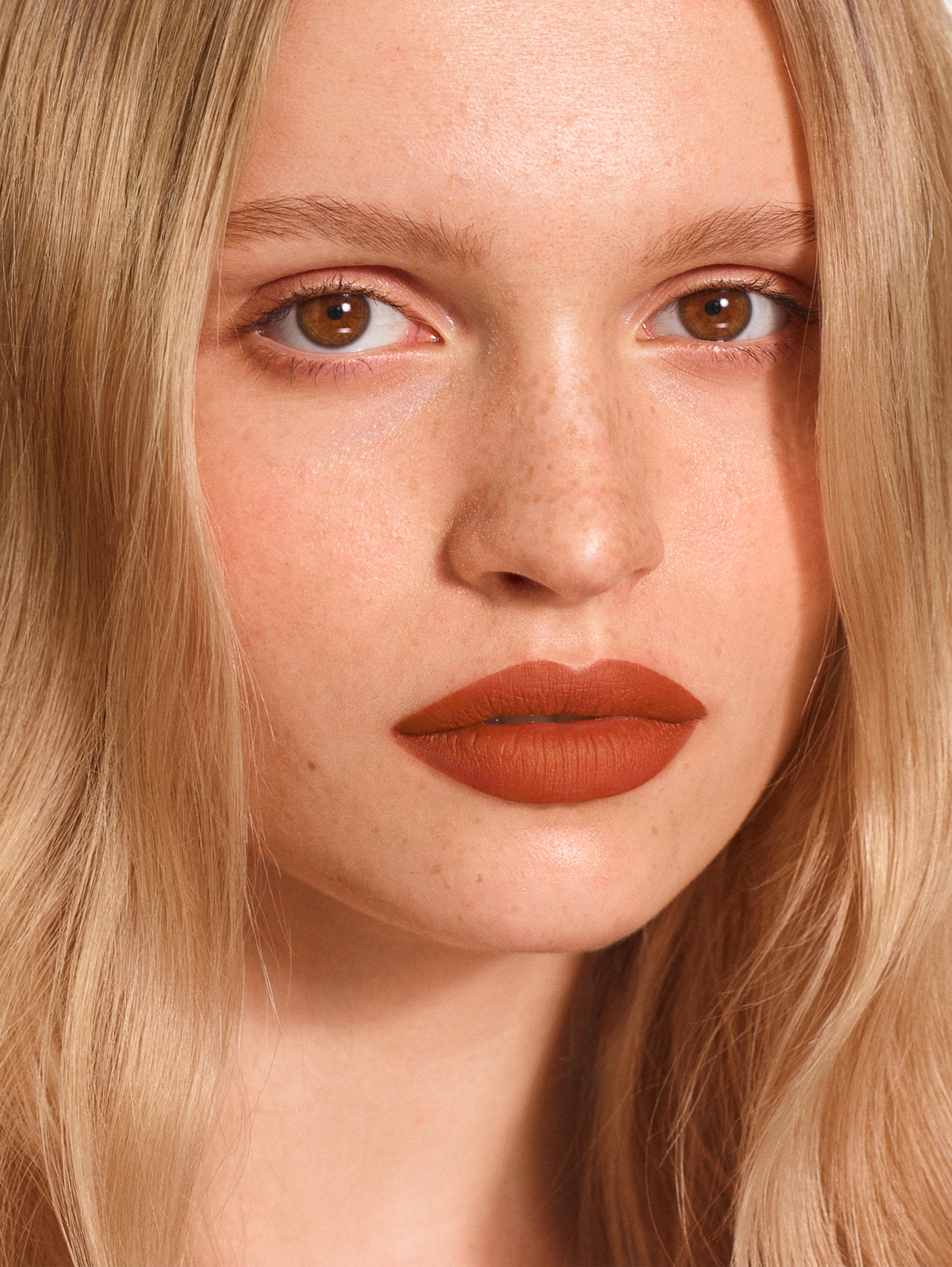 Daniela wears Fluffmatte in Baked