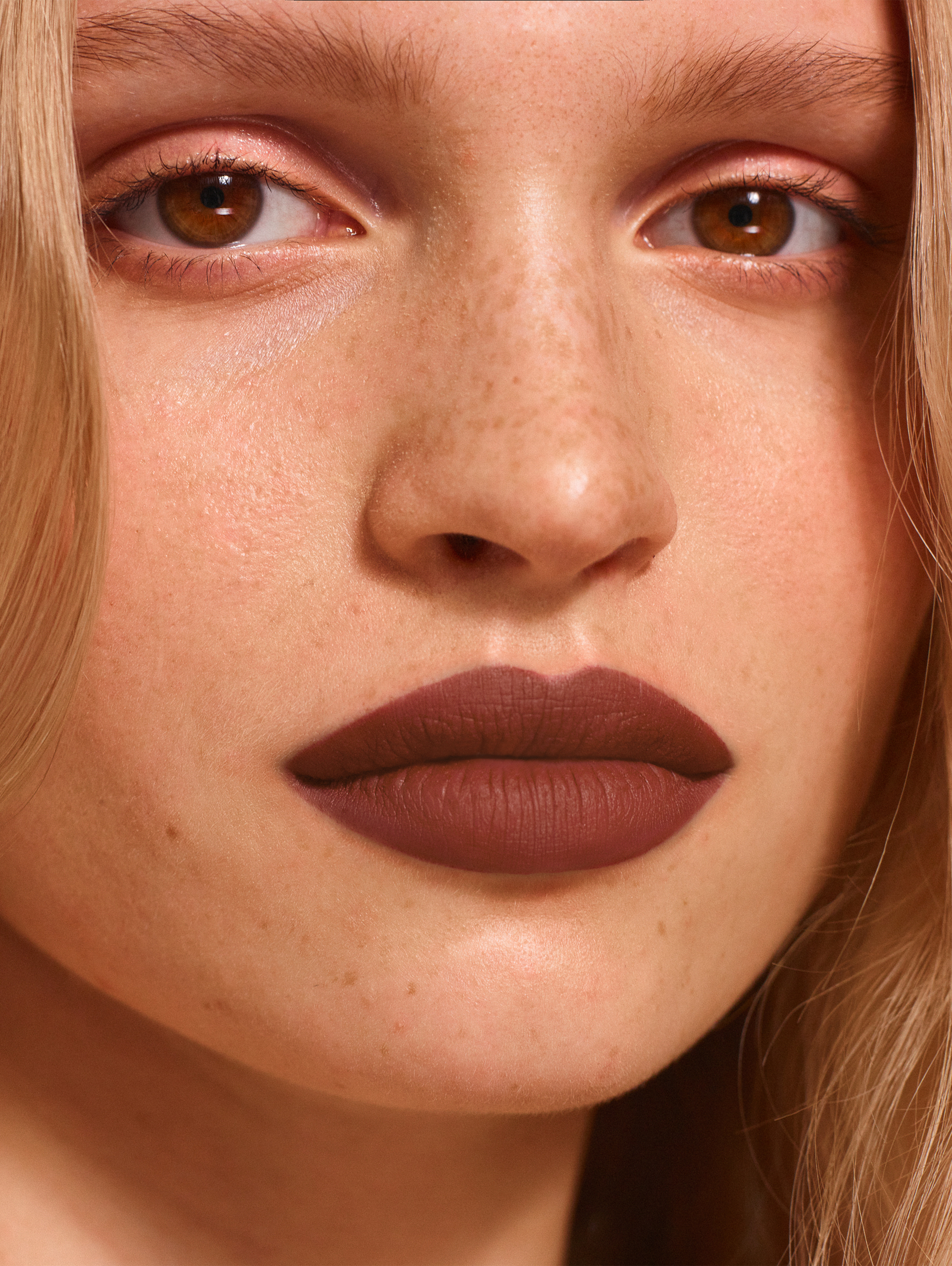 Daniela wears Fluffmatte in Brunette