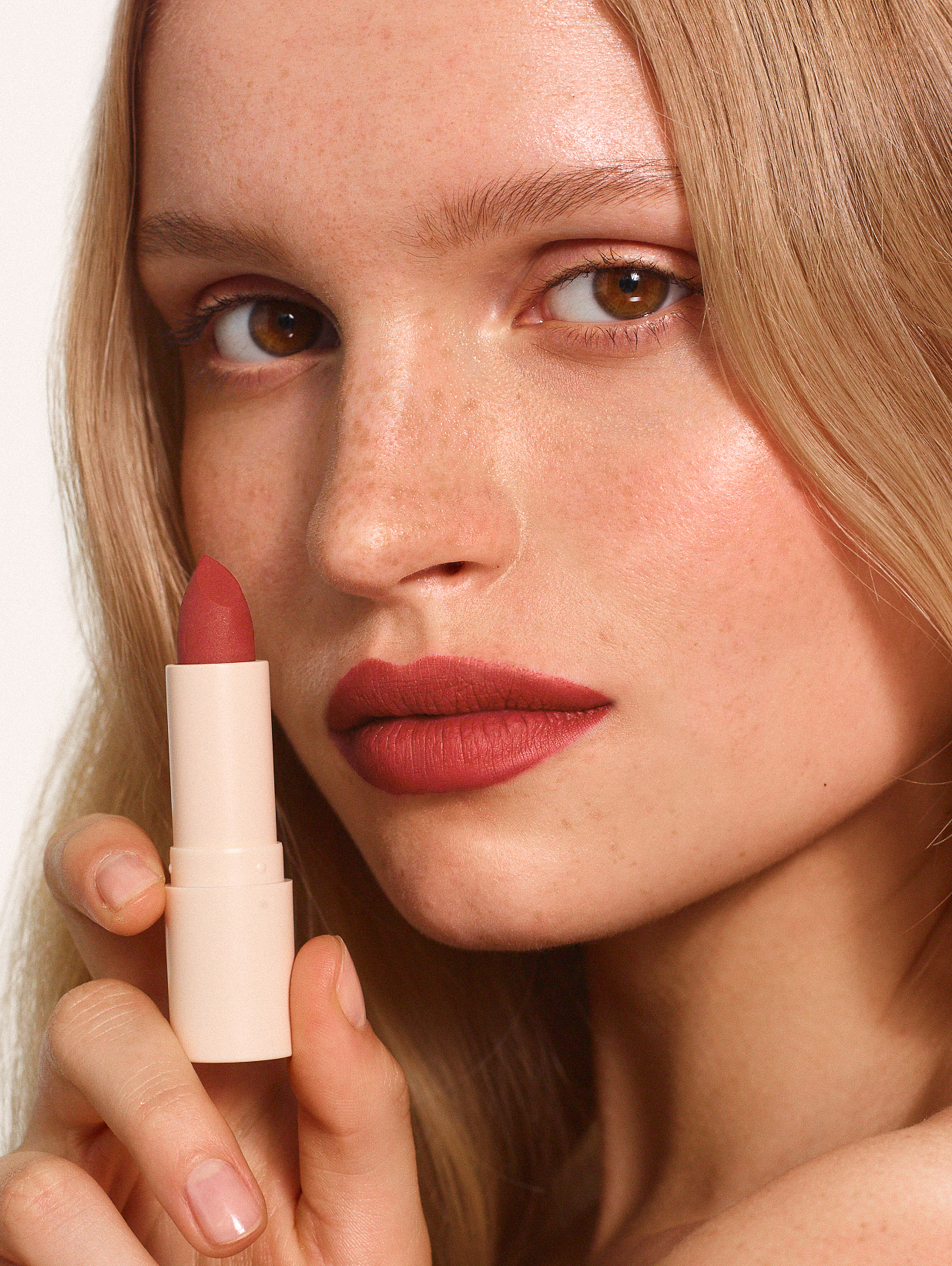 Daniela wears Fluffmatte in Girl Crush