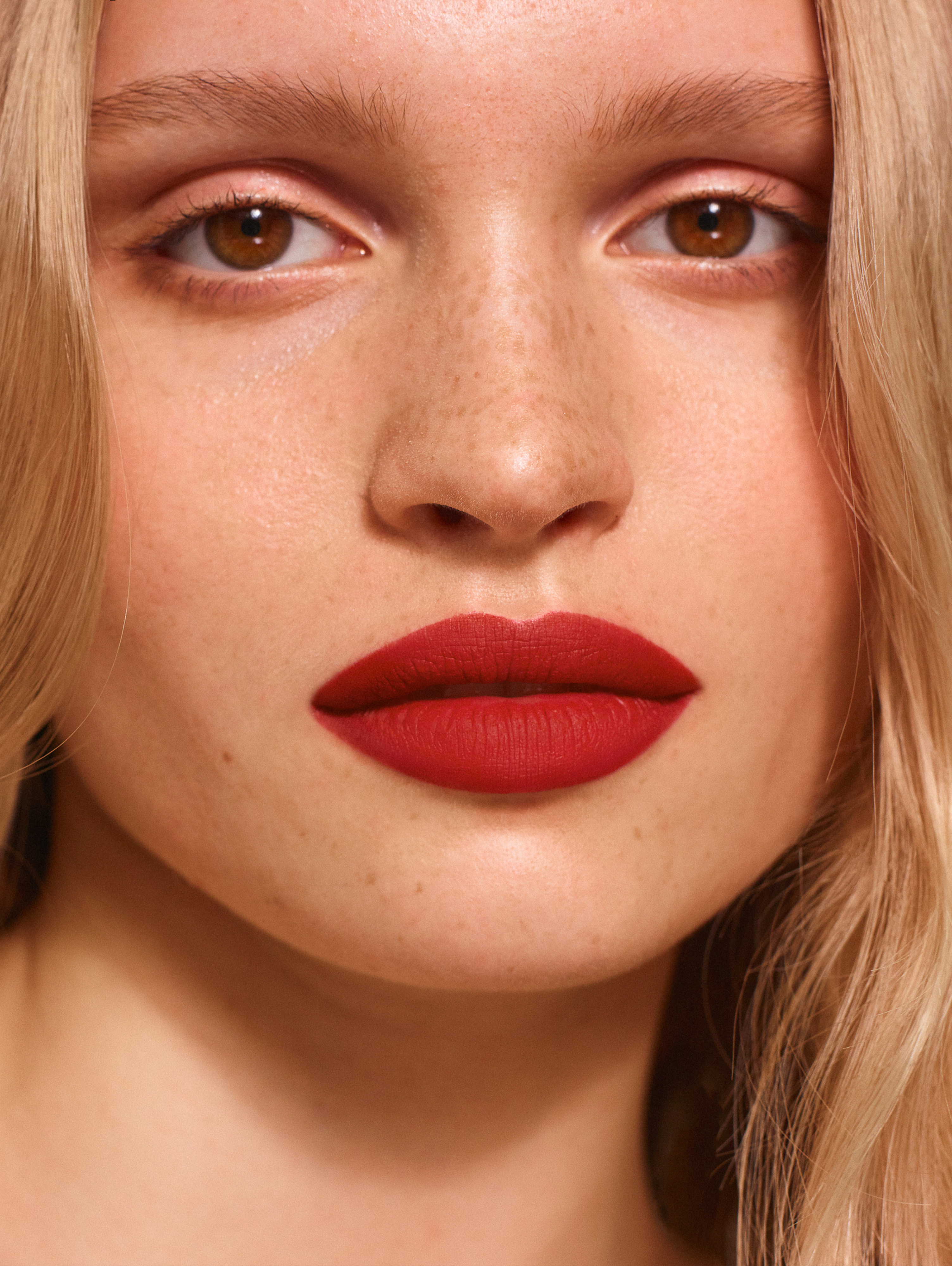 Daniela wears Fluffmatte in Hot Sauce