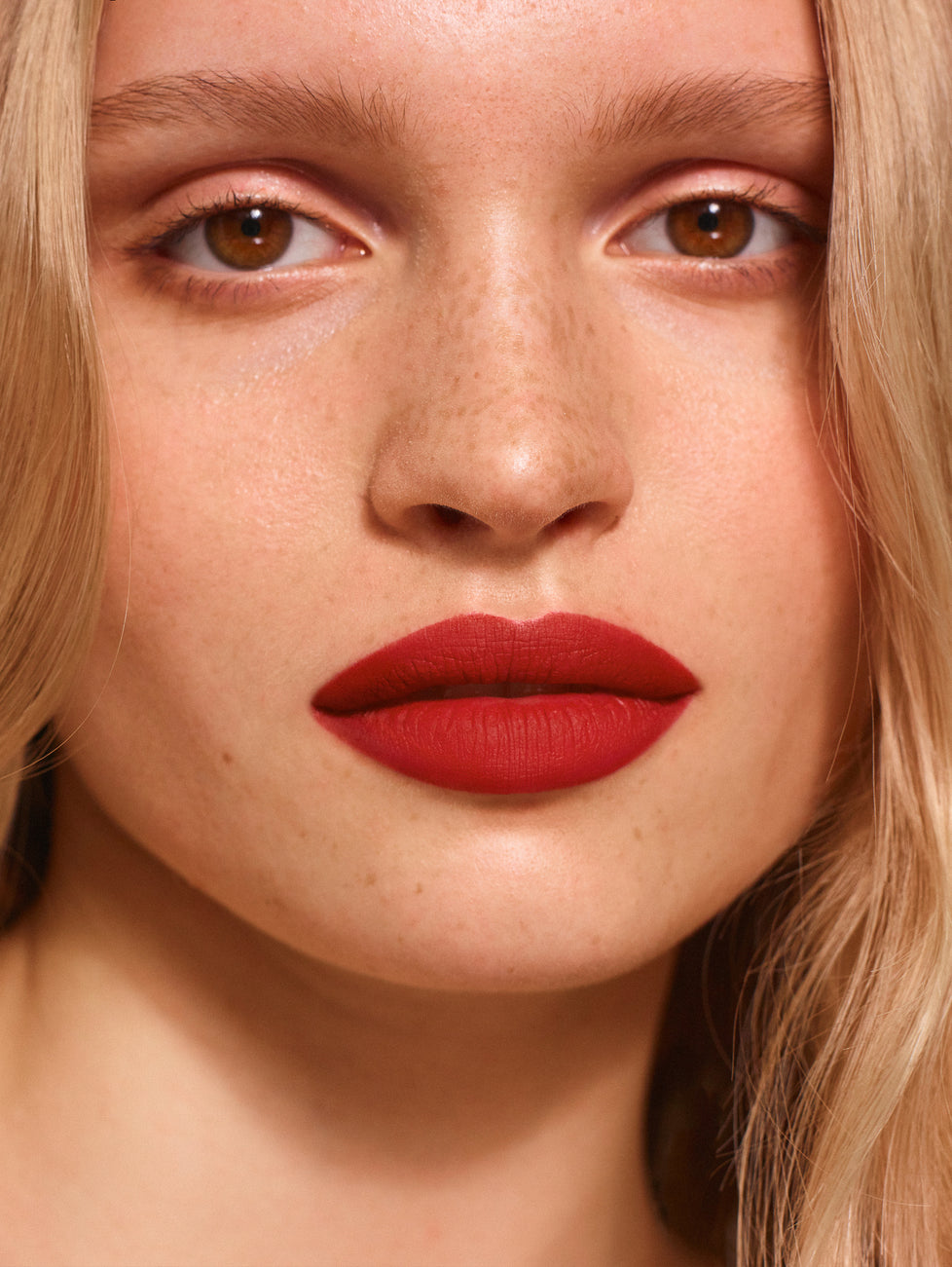 Daniela wears Fluffmatte in Hot Sauce