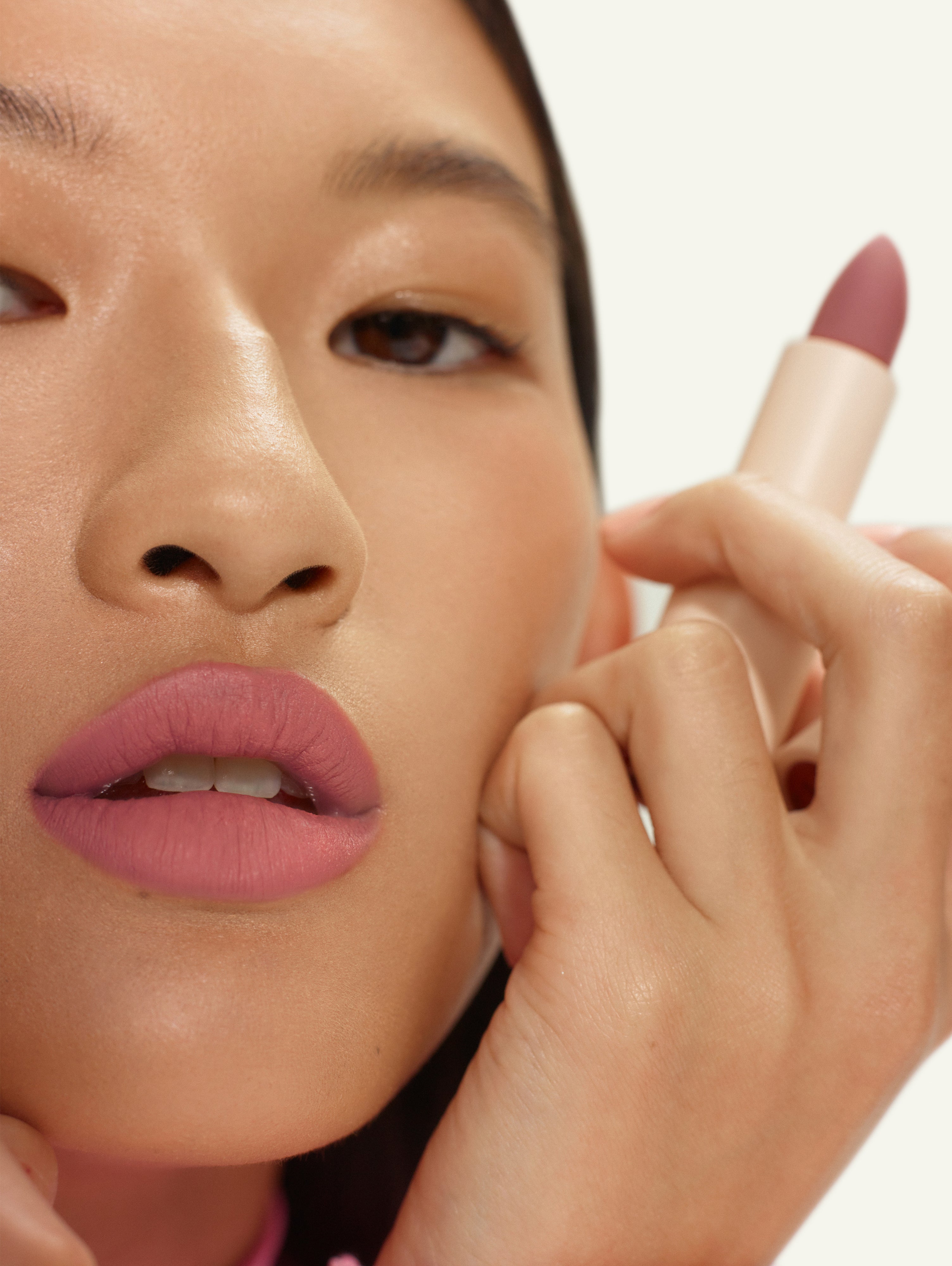 Sue wears Fluffmatte in Kitsch