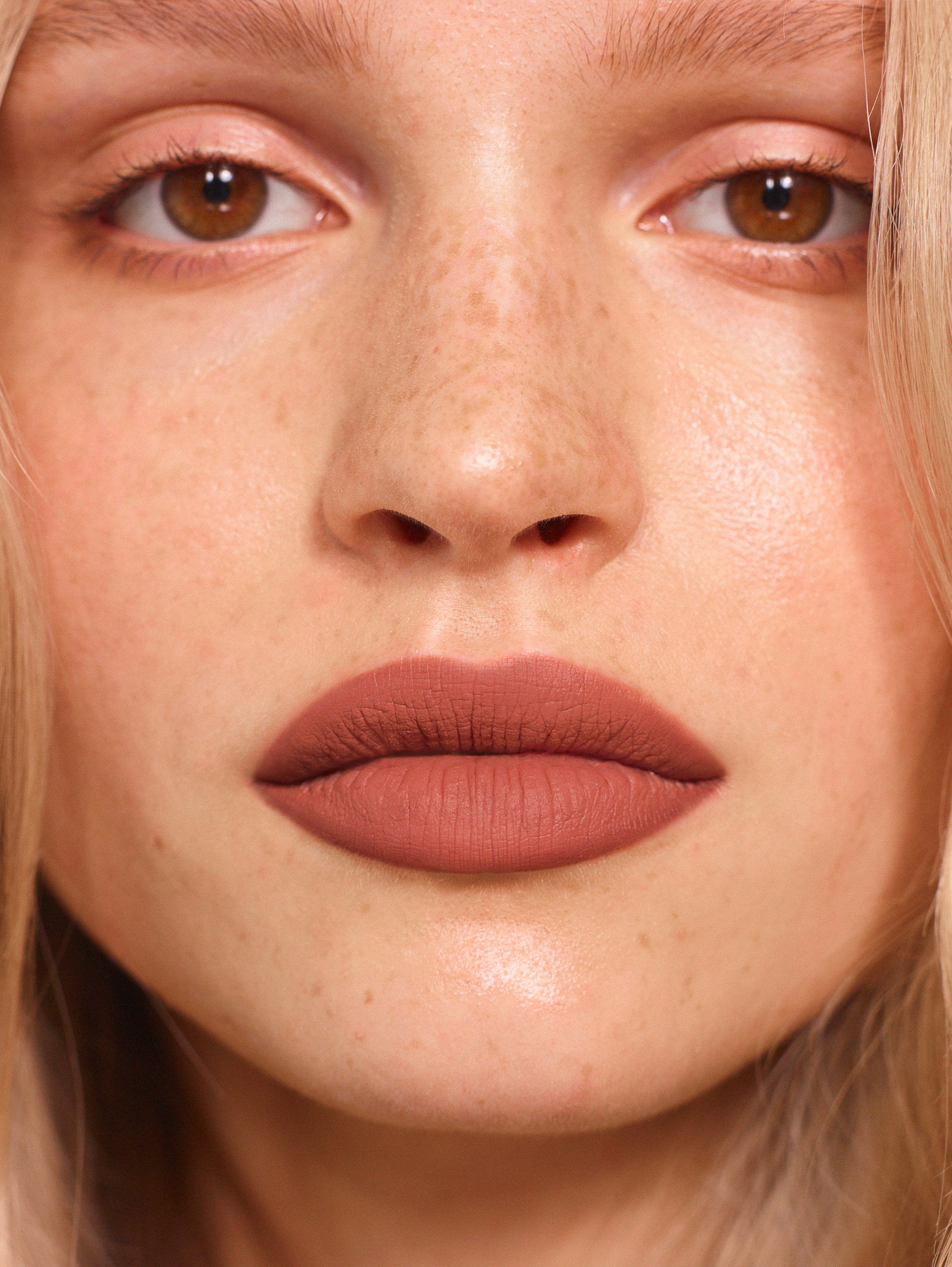 Daniela wears Fluffmatte in On Repeat