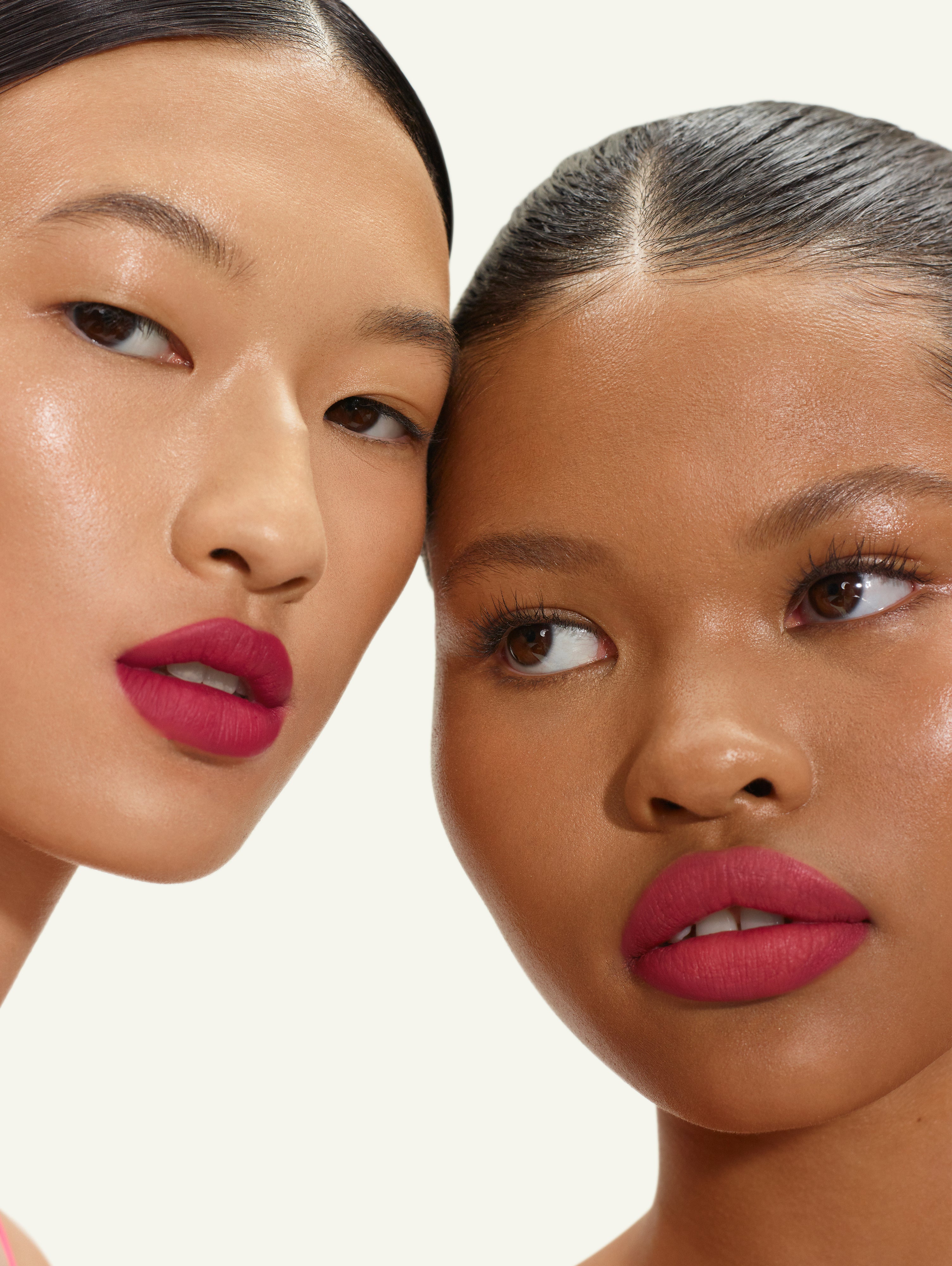 Sue and Bianca wear Fluffmatte in Rosas