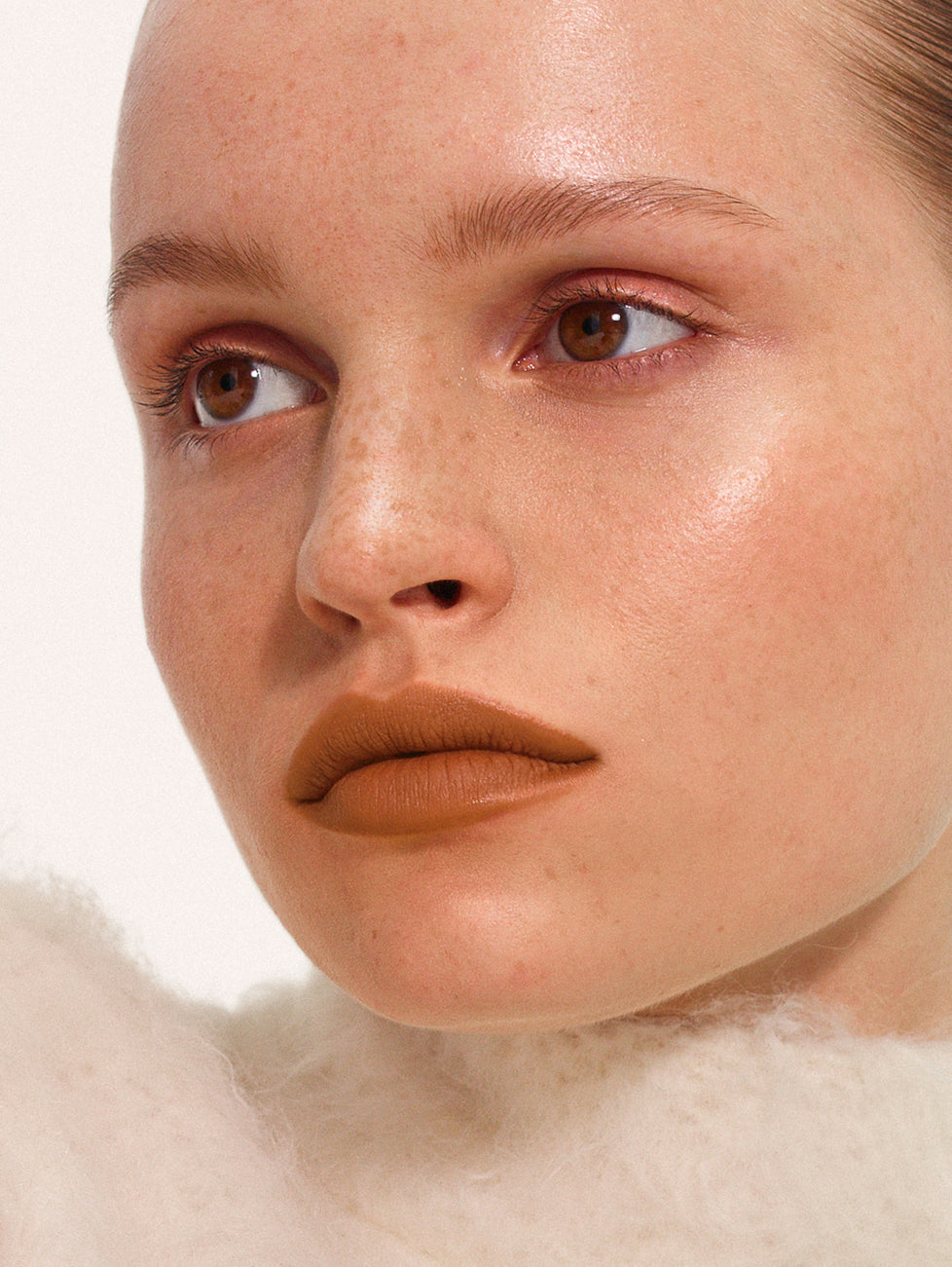 Daniela wears Fluffmatte in Milk Tea