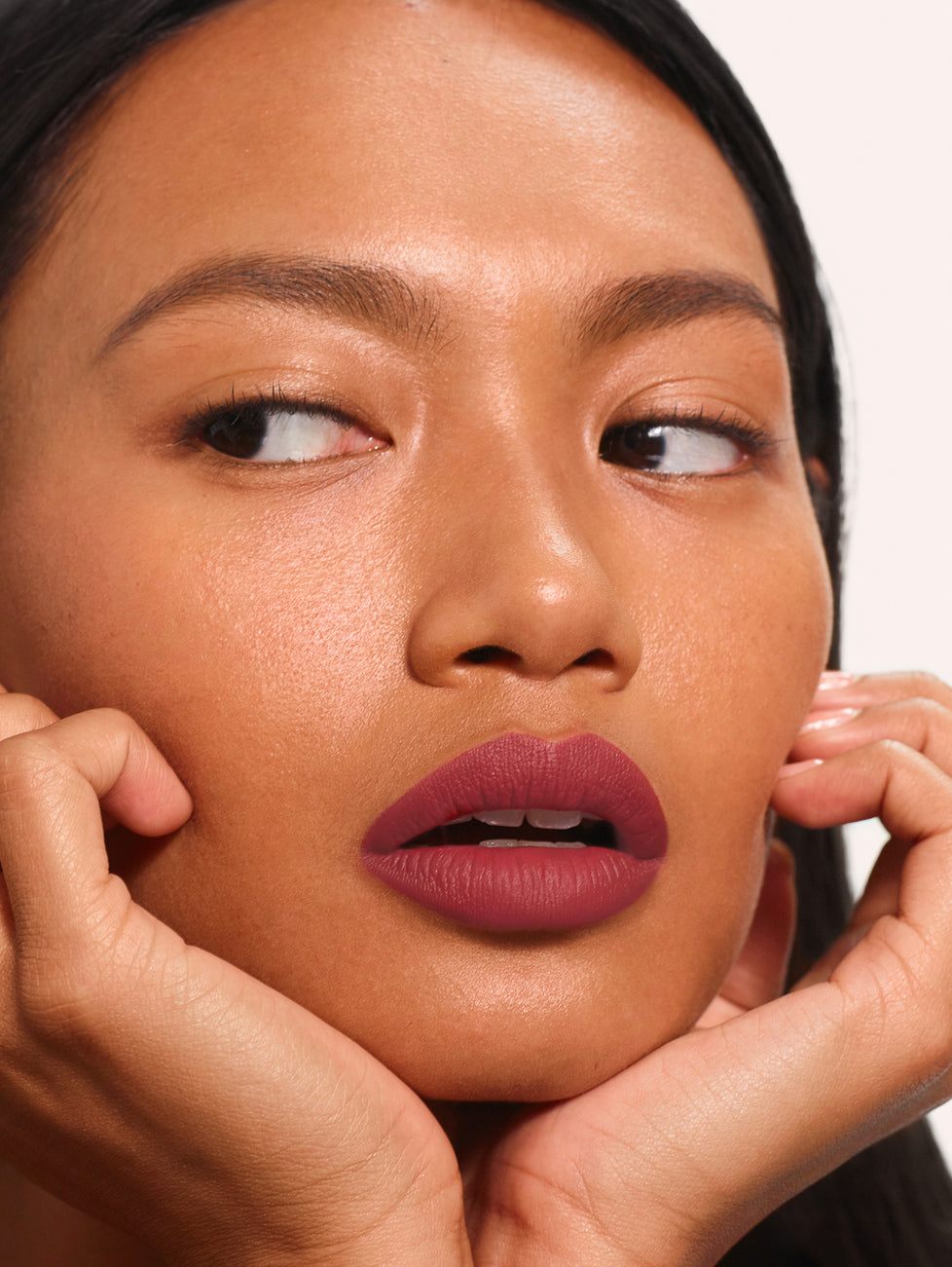 Cathrina wears Fluffmatte in 143