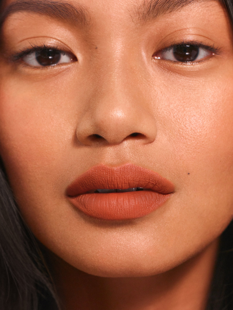 Cathrina wears Fluffmatte in Baked