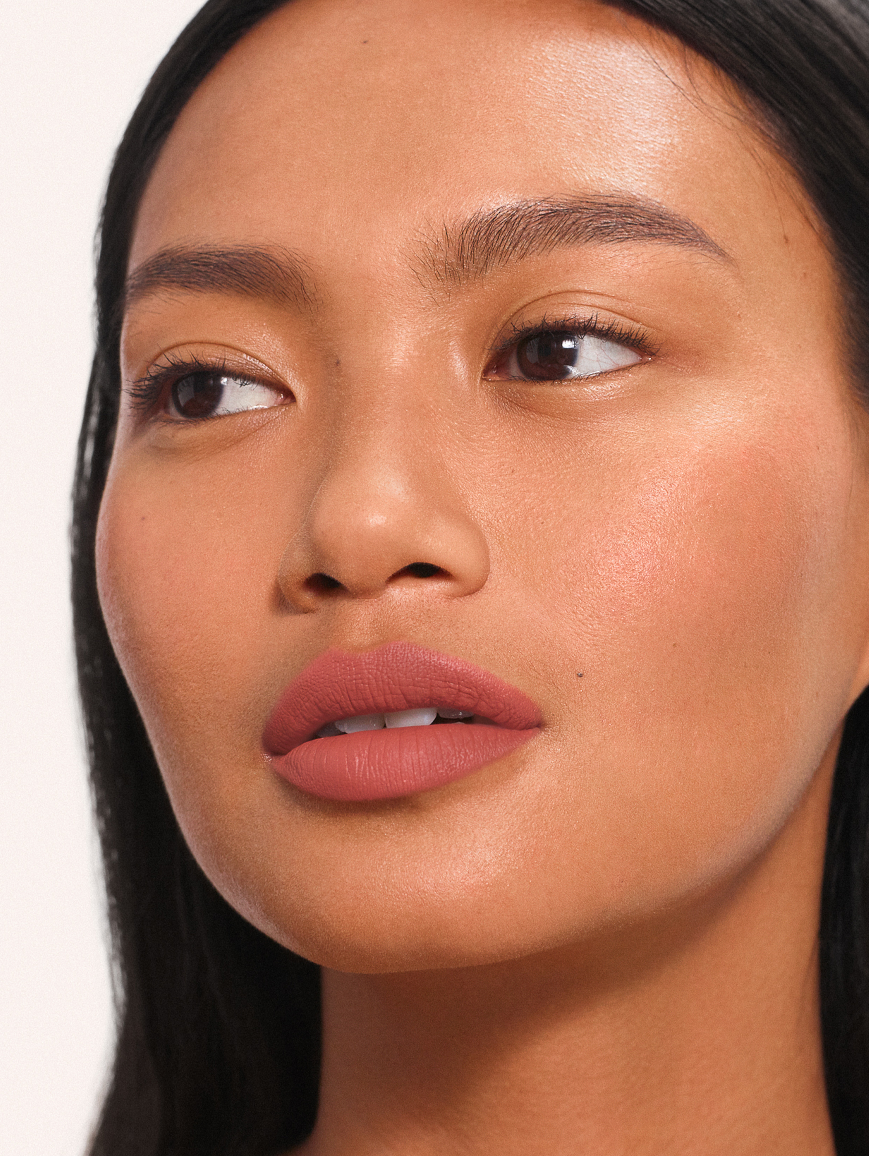 Cathrina wears Fluffmatte in Milkshake