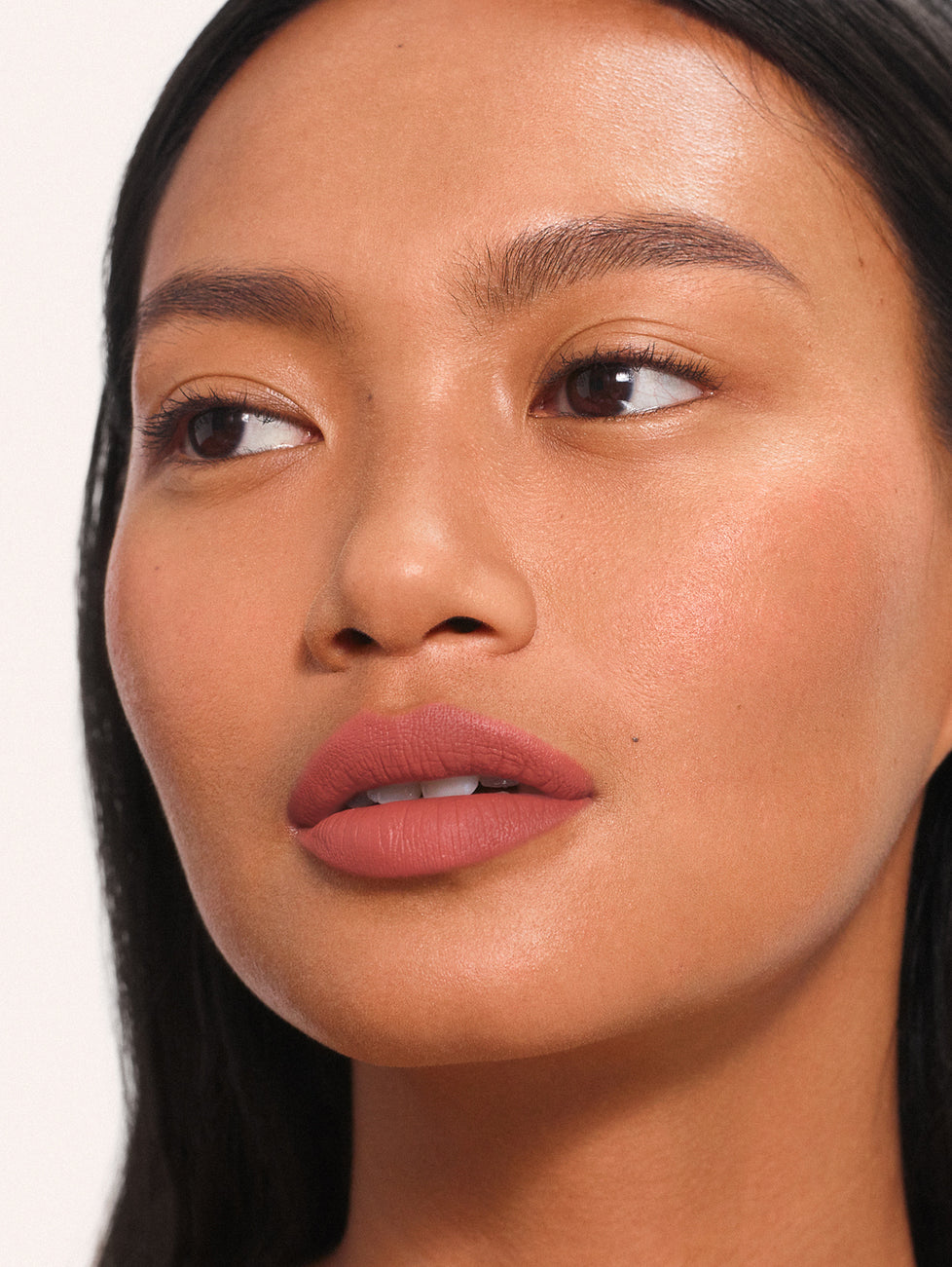 Cathrina wears Fluffmatte in Milkshake