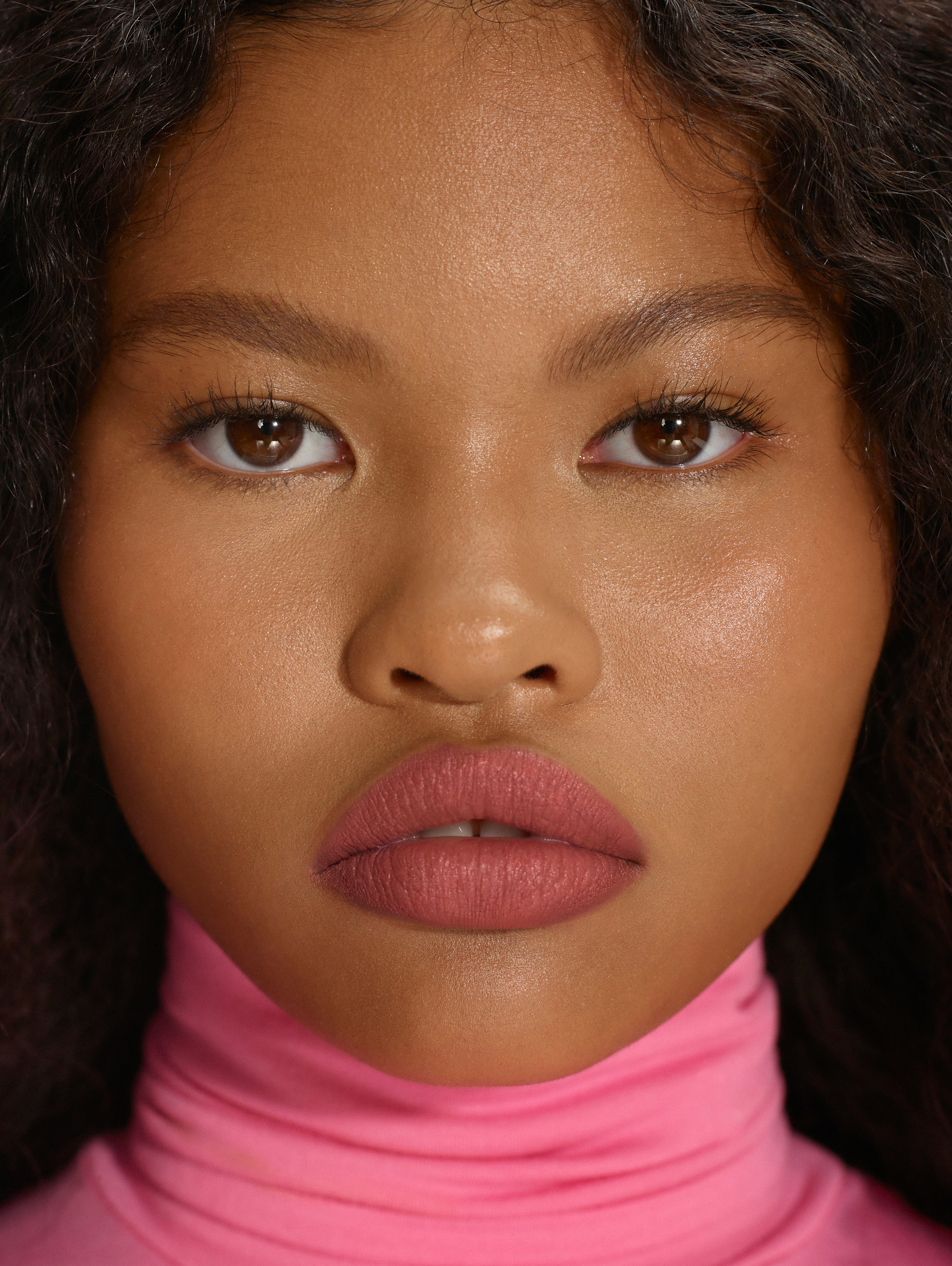 Bianca wears Fluffmatte in Plush