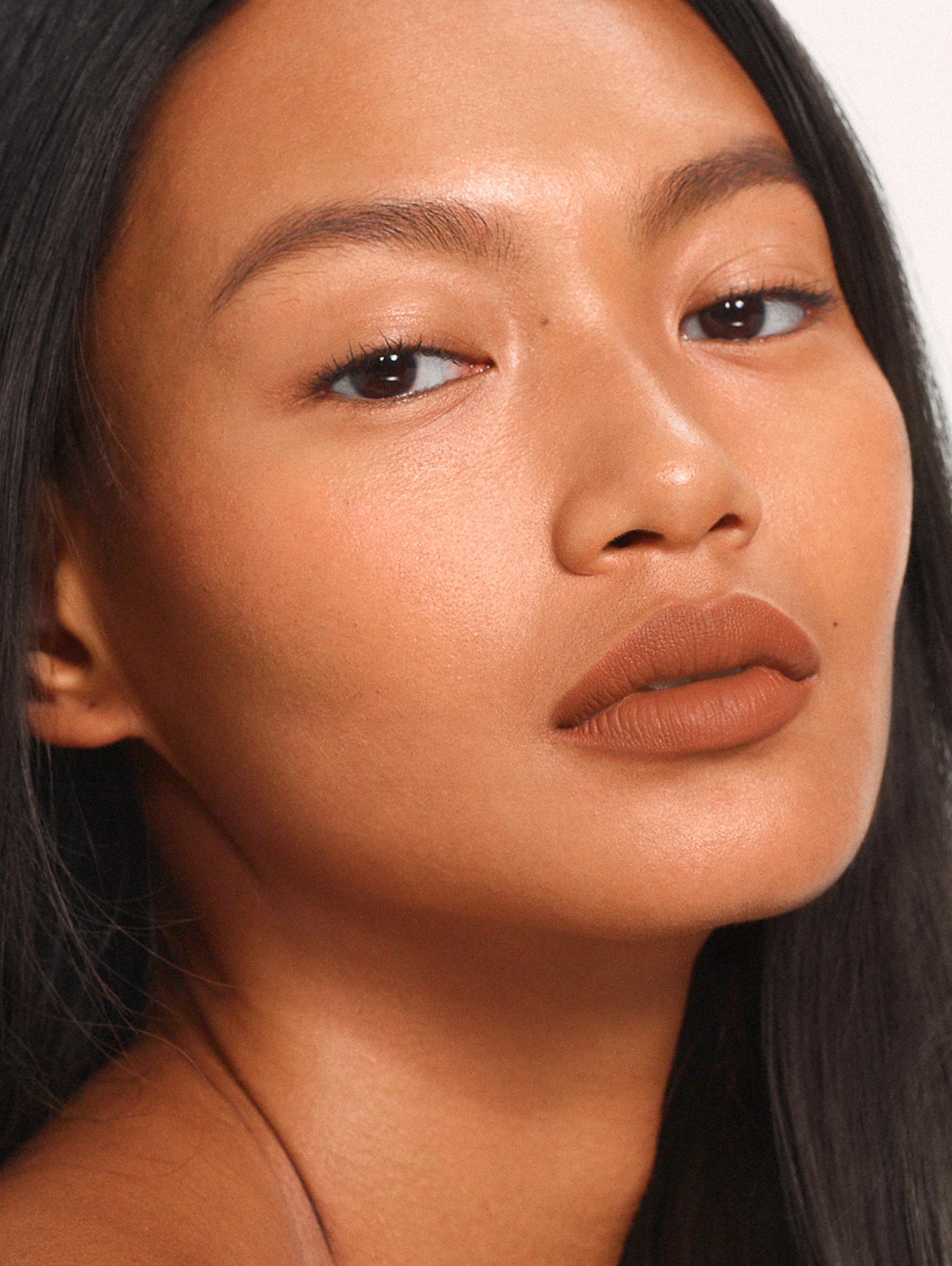 Cathrina wears Fluffmatte in Milk Tea