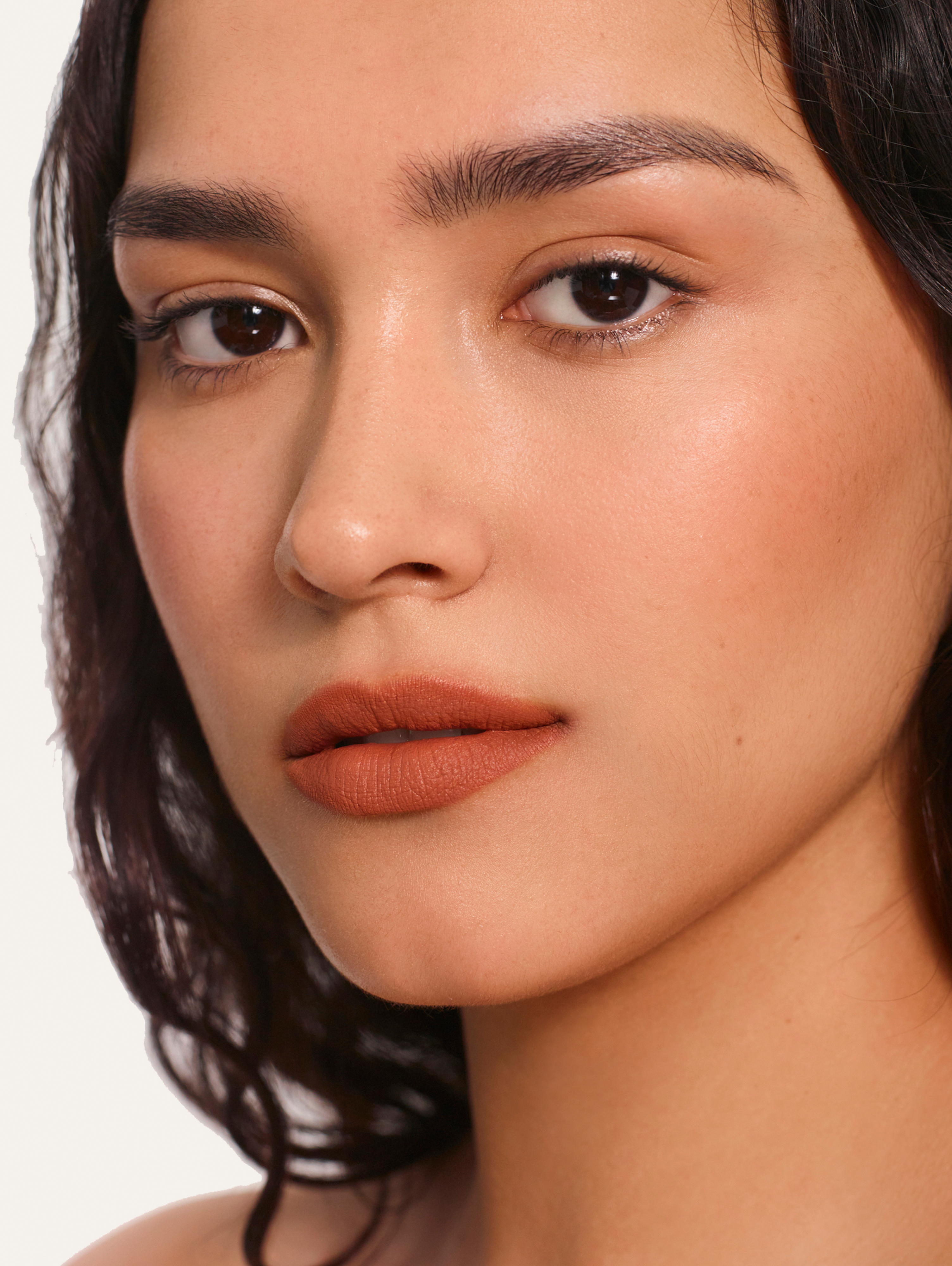 Karina wears Fluffmatte in Baked