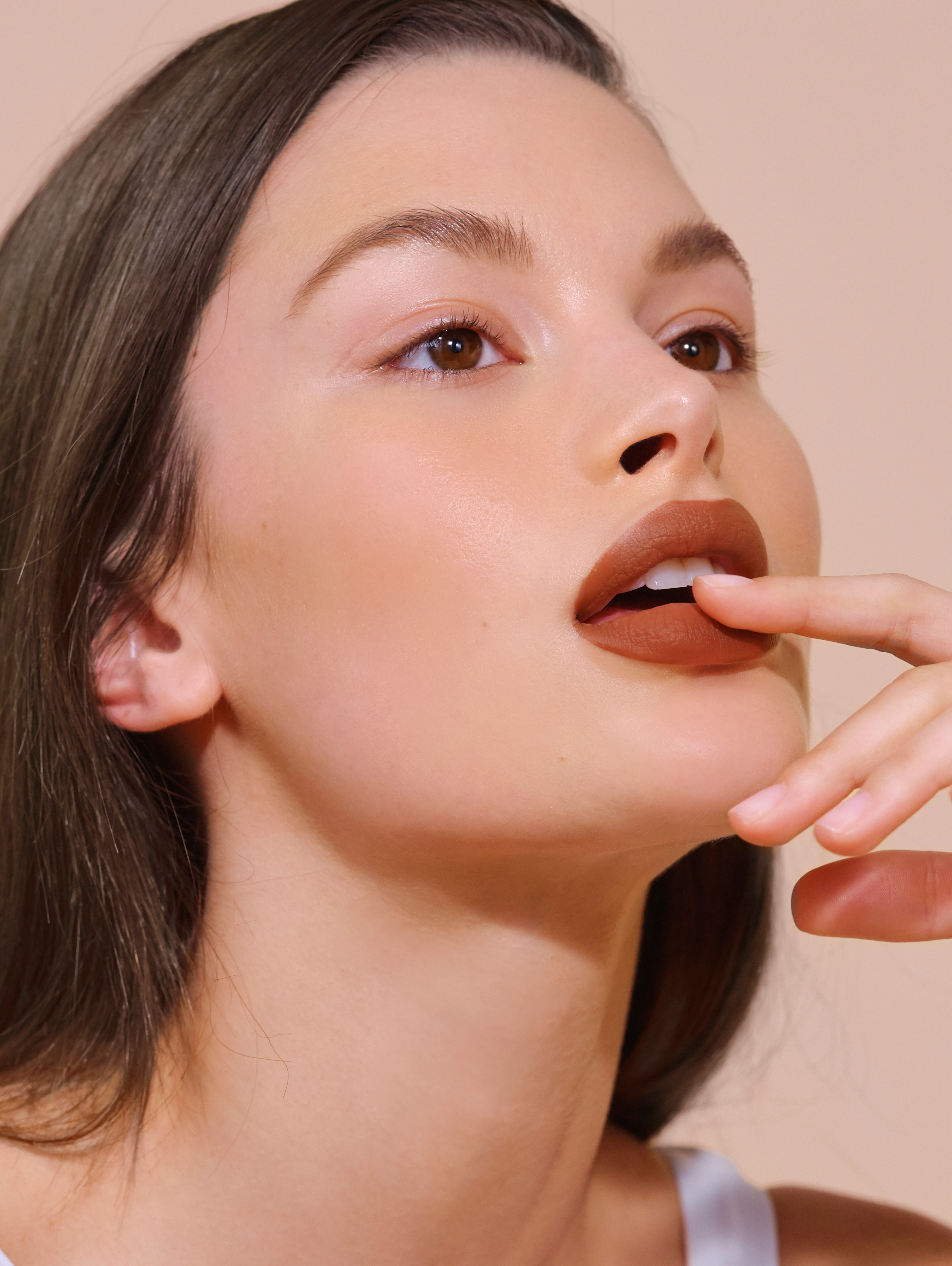 Madison wears Fluffmatte in Brunette