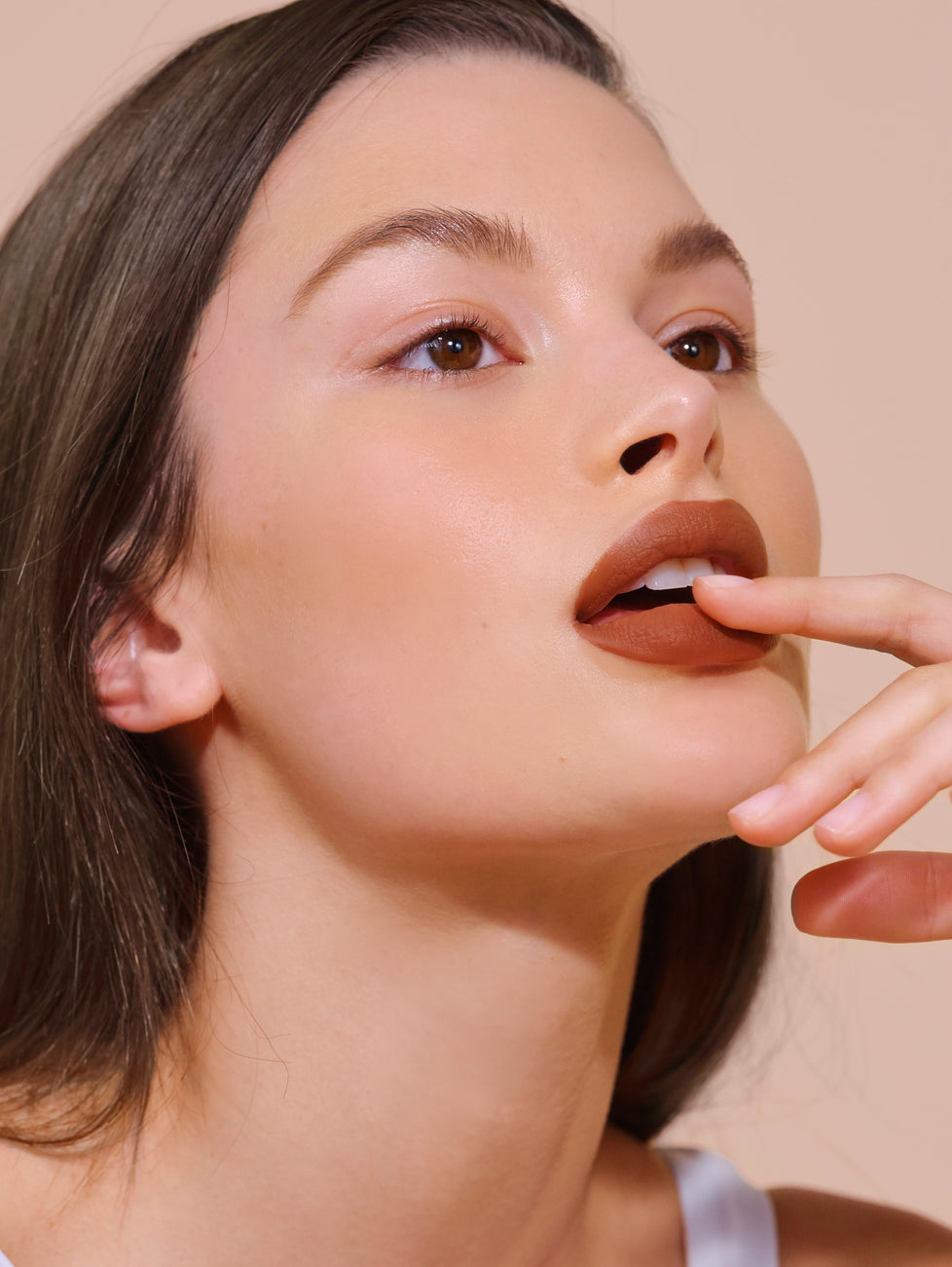 Madison wears Fluffmatte in Brunette