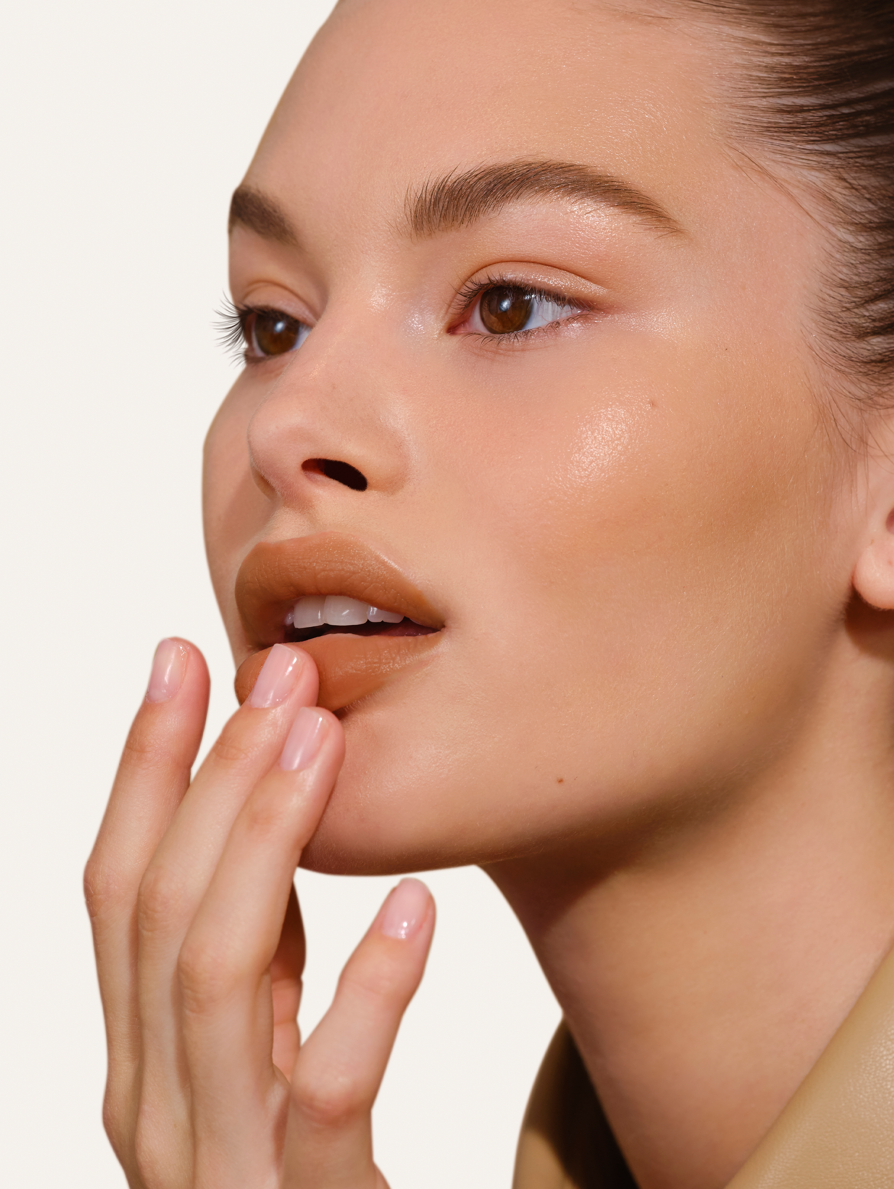 Madison wears Fluffmatte in Milk Tea