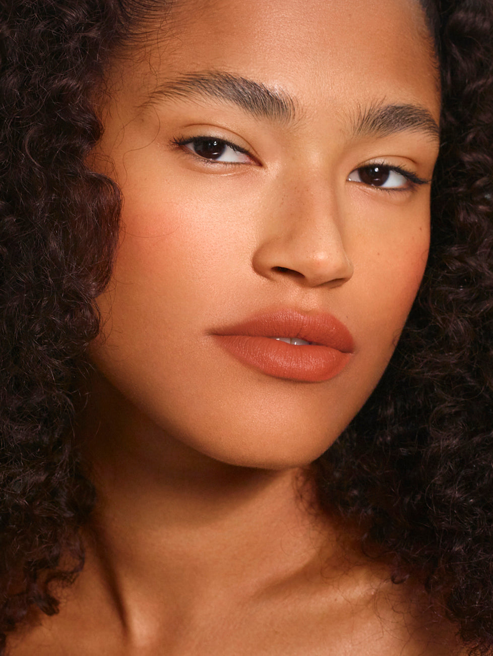 Zoe wears Fluffmatte in Baked