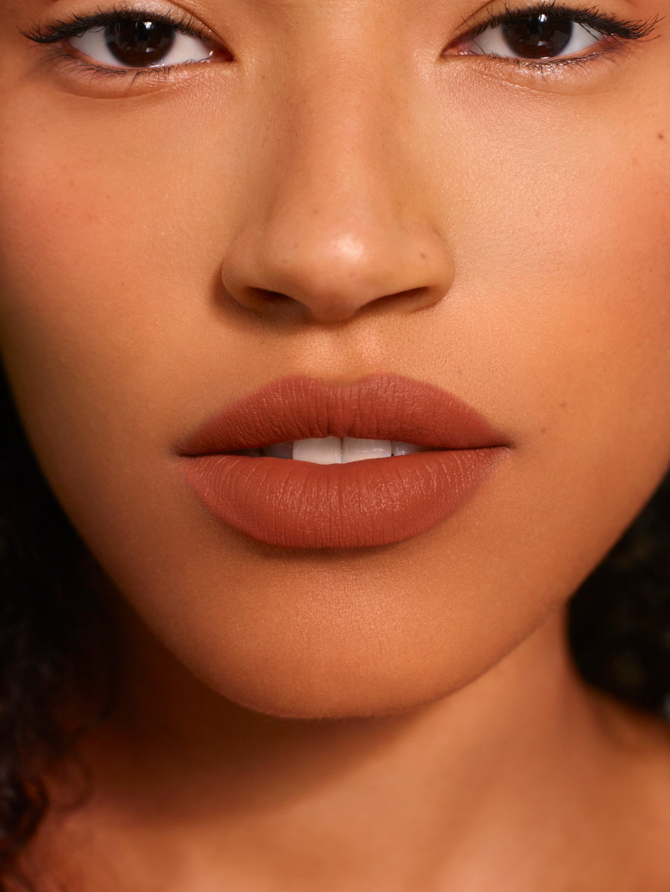 Zoe wears Fluffmatte in Brunette