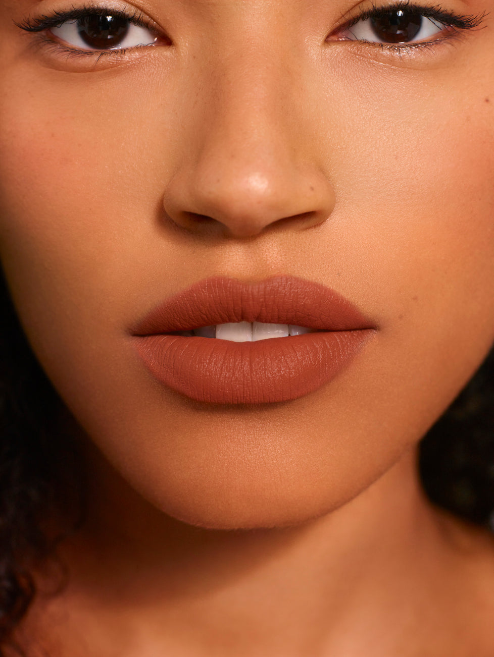 Zoe wears Fluffmatte in Brunette