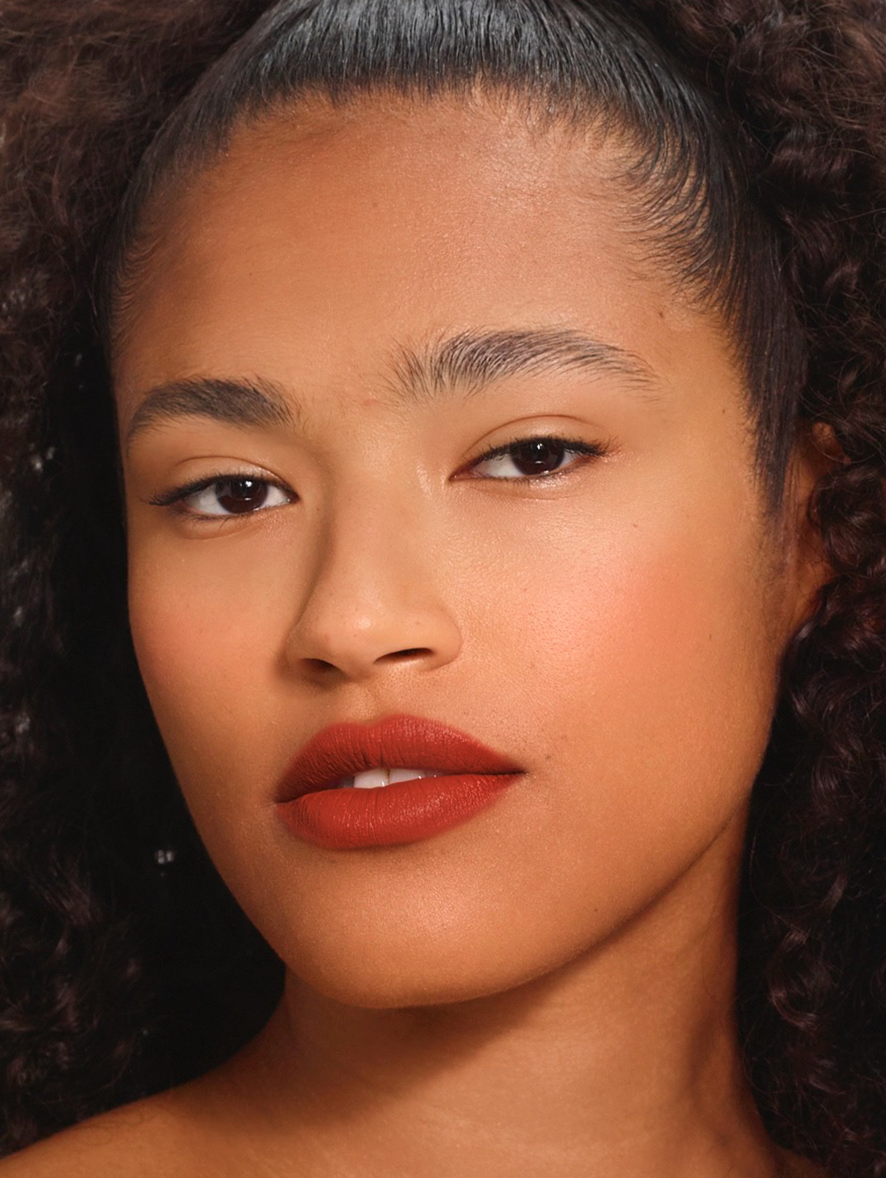 Zoe wears Fluffmatte in Hot Sauce