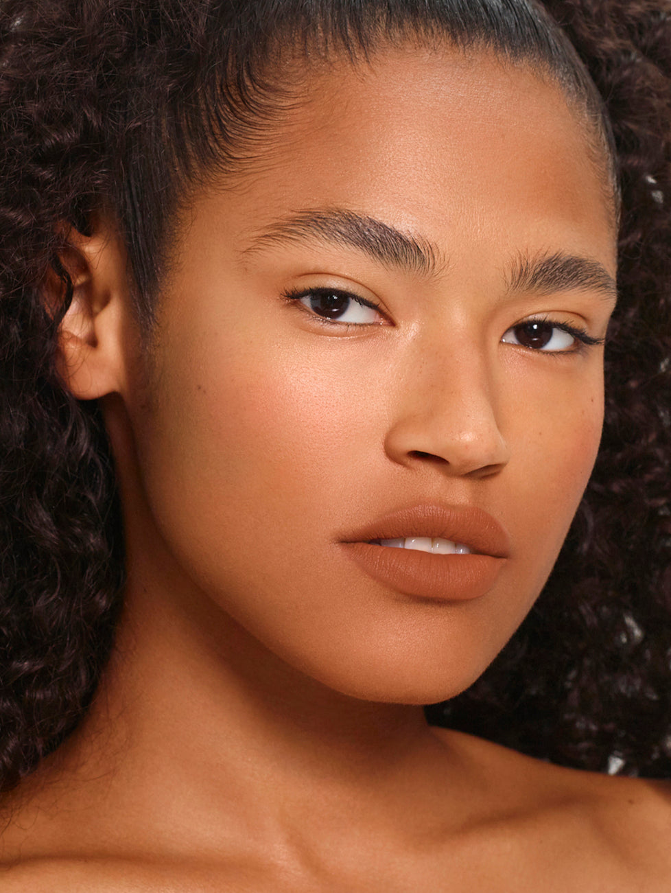 Zoe wears Fluffmatte in Milk Tea