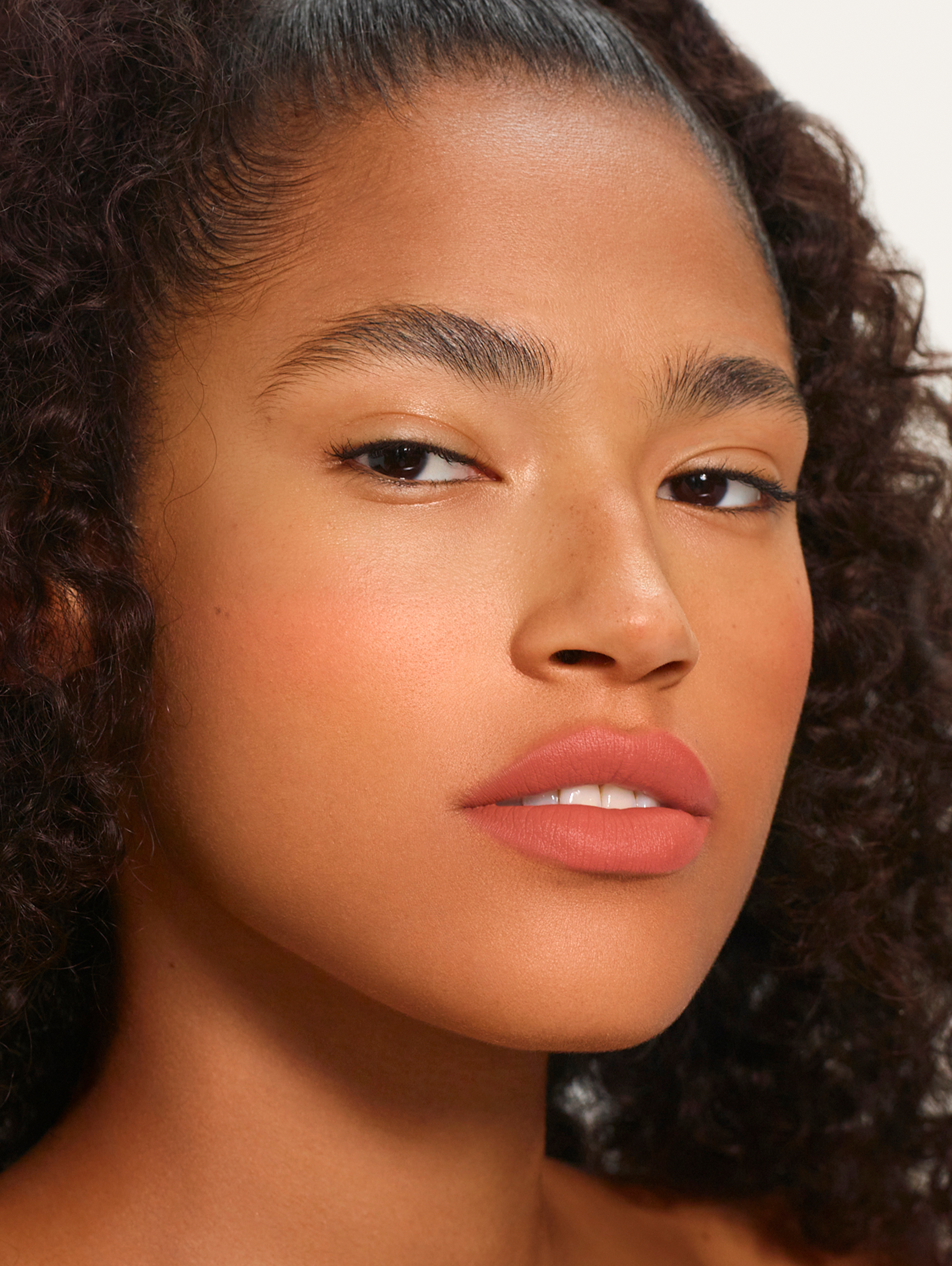 Zoe wears Fluffmatte in Vacay