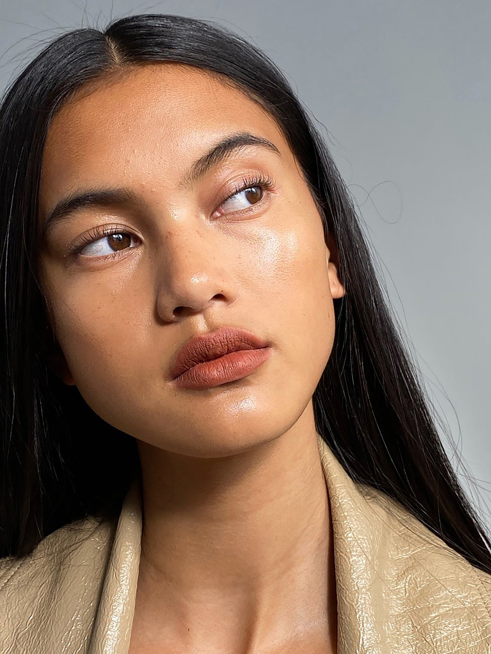 Amanda wears Fluffmatte in Brunette