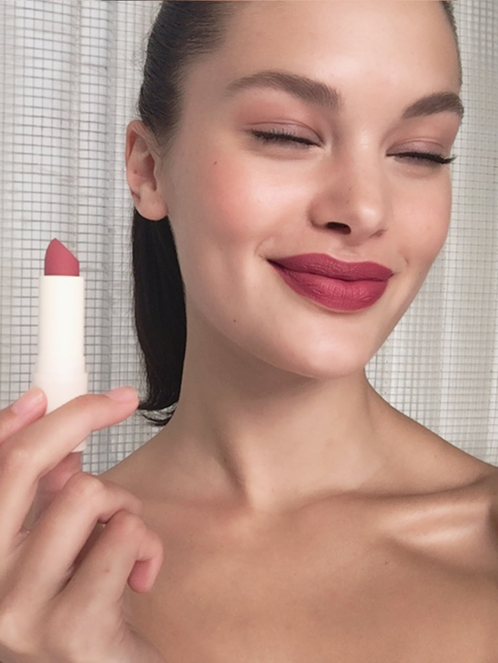 Madison wears Fluffmatte in 143