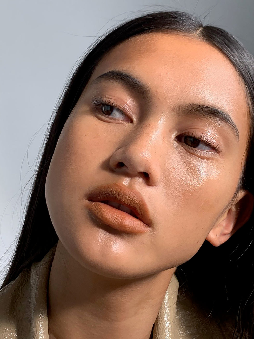 Amanda wears Fluffmatte in Milk Tea