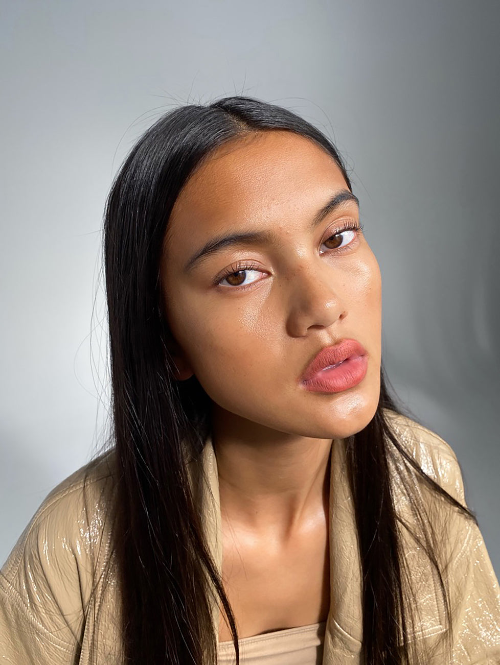 Amanda wears Fluffmatte in Milkshake