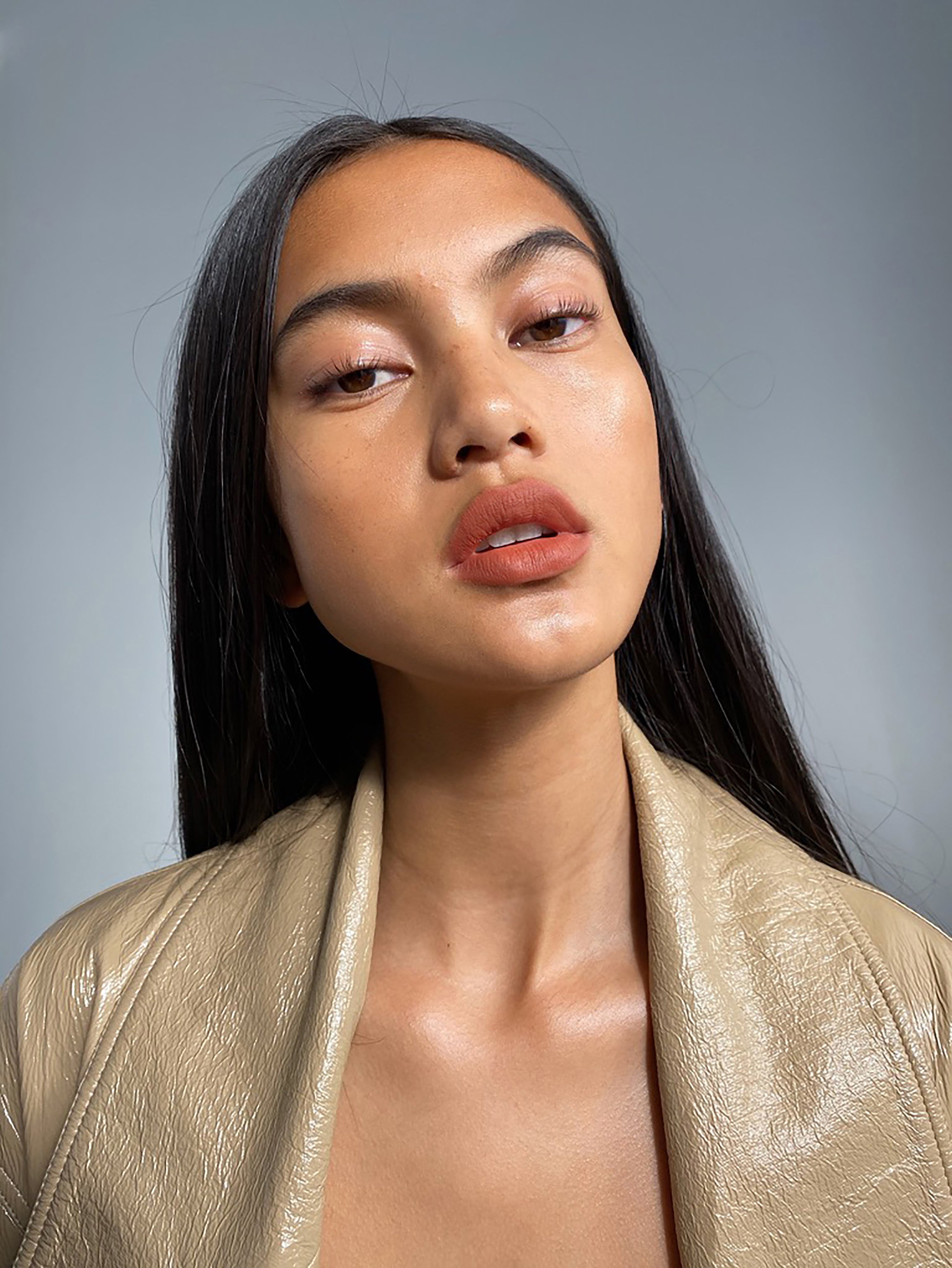 Amanda wears Fluffmatte in Baked